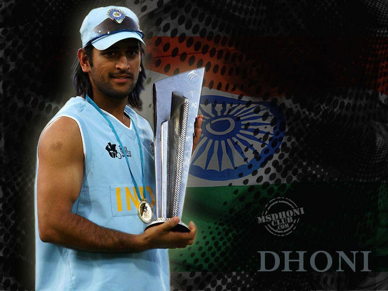 Ms Dhoni 桌布 壁紙 — 板球傳奇人物MS Dhoni在帶有醒目圖形紋理的風格化印度國旗背景下，手持閃亮的銀色獎盃。