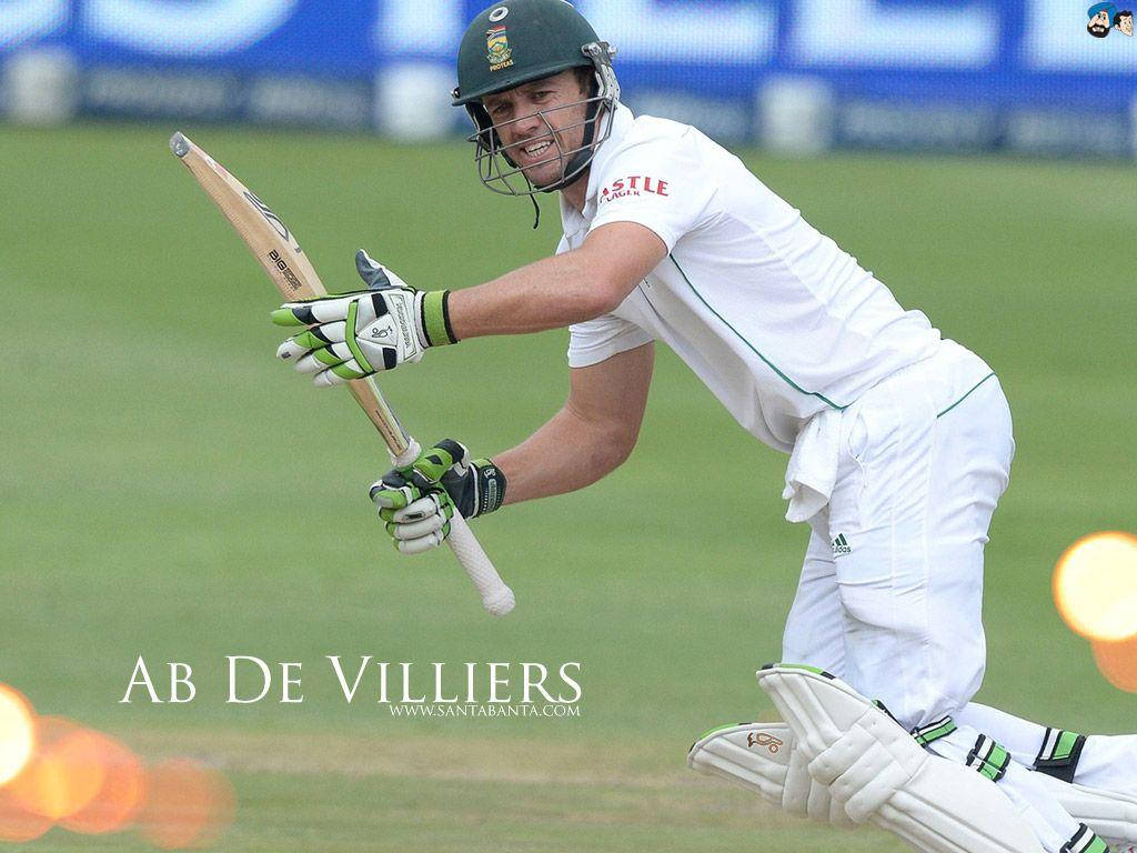 Ab De Villiers 桌布 壁紙 — 板球運動員 AB de Villiers 身穿白色制服和綠色頭盔，在茂密的綠色場地上專注地揮動球棒。
