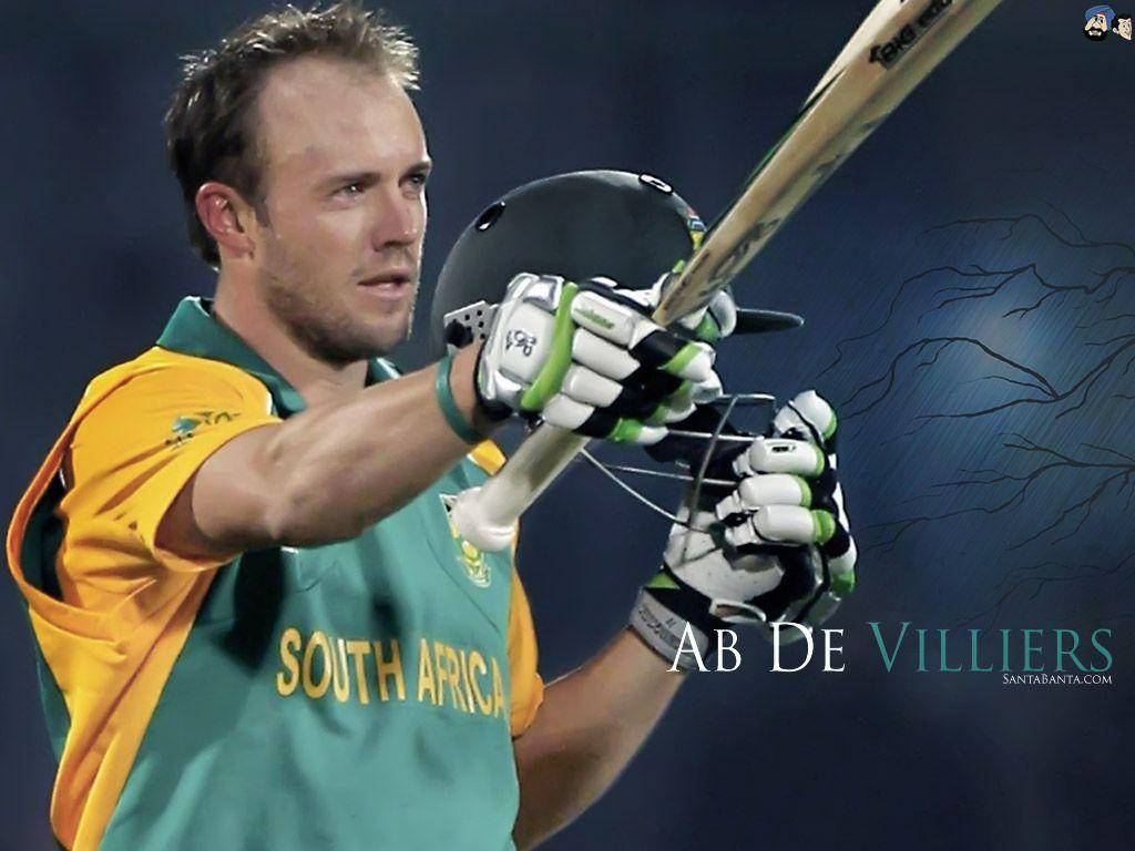 Ab De Villiers 桌布 壁紙 — 板球運動員 AB de Villiers 身穿南非球衣，在深藍色背景襯托樹枝下，準備用球棒和頭盔擊球。