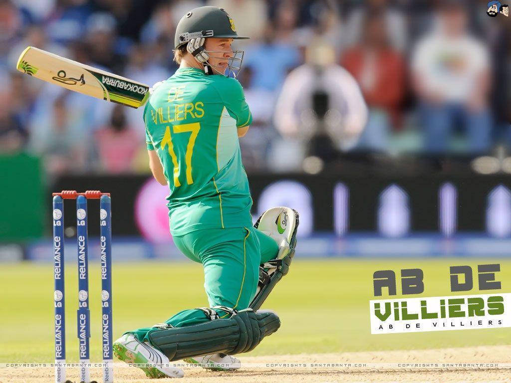 royal challengers bangalore 桌布 壁紙 — 板球運動員 AB de Villiers 身穿綠色球衣，在陽光明媚的日間比賽中於草地上揮桿。