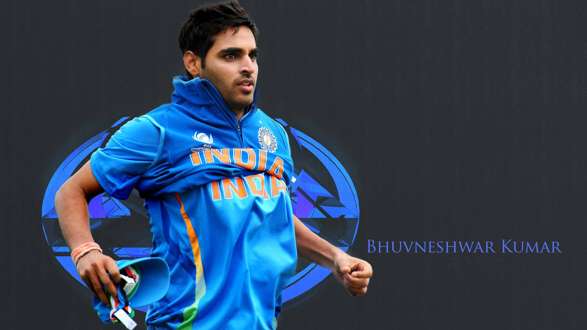 藍色 桌布 壁紙 — 板球運動員 Bhuvneshwar Kumar 身穿藍色印度球衣，在深色背景前以發光標誌動態擺姿勢。