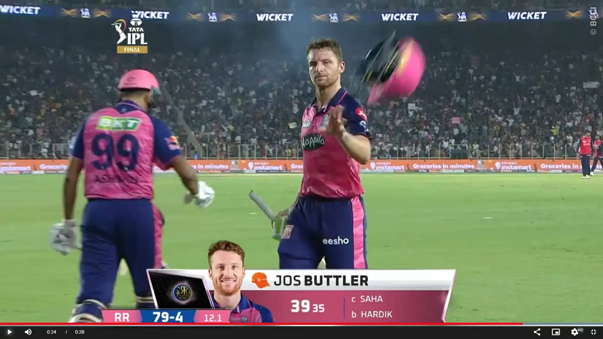 jos buttler 桌布 壁紙 — 板球運動員 Jos Buttler 在擠滿觀眾的 IPL 球場夜間比賽中，拋起粉紅色頭盔慶祝。