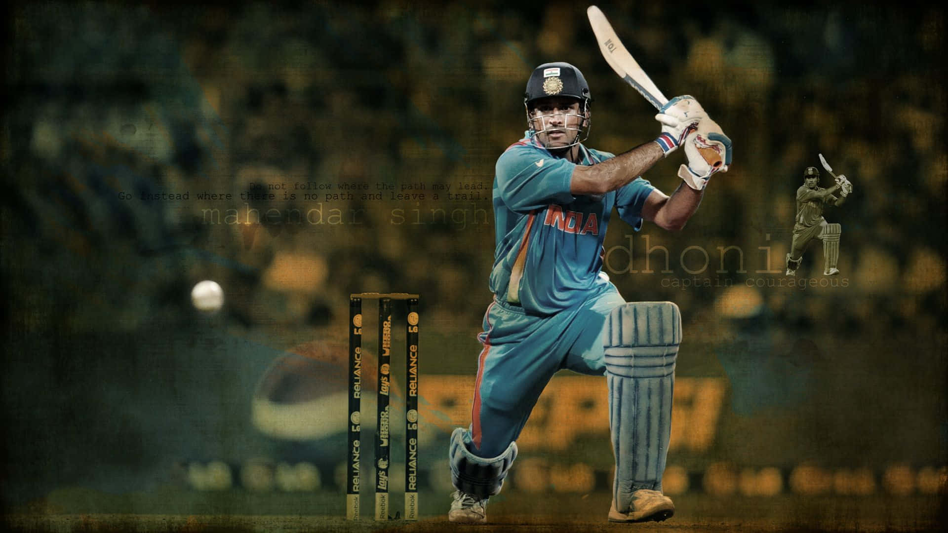 板球 桌布 壁紙 — 板球運動員 Mahendra Singh Dhoni 身穿藍色印度隊服，在模糊的體育場背景下揮桿，帶有復古濾鏡。