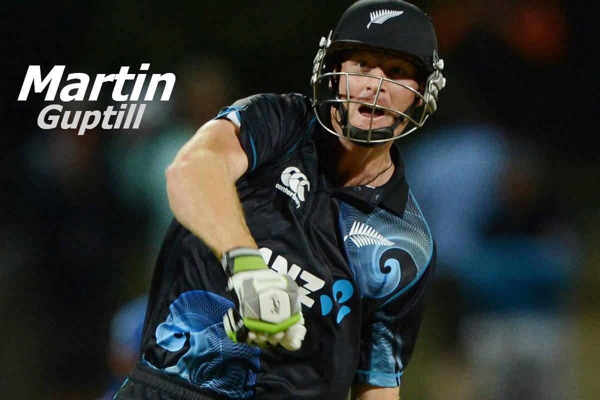 martin guptill 桌布 壁紙 — 板球運動員 Martin Guptill 戴著黑色頭盔和藍色球衣，在體育場燈光下專注地揮動球棒。