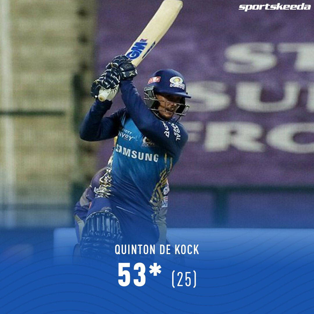 quinton de kock 桌布 壁紙 — 板球運動員 Quinton de Kock 身穿藍色制服，在夜間比賽中揮動球棒，並帶有統計數據覆蓋層。