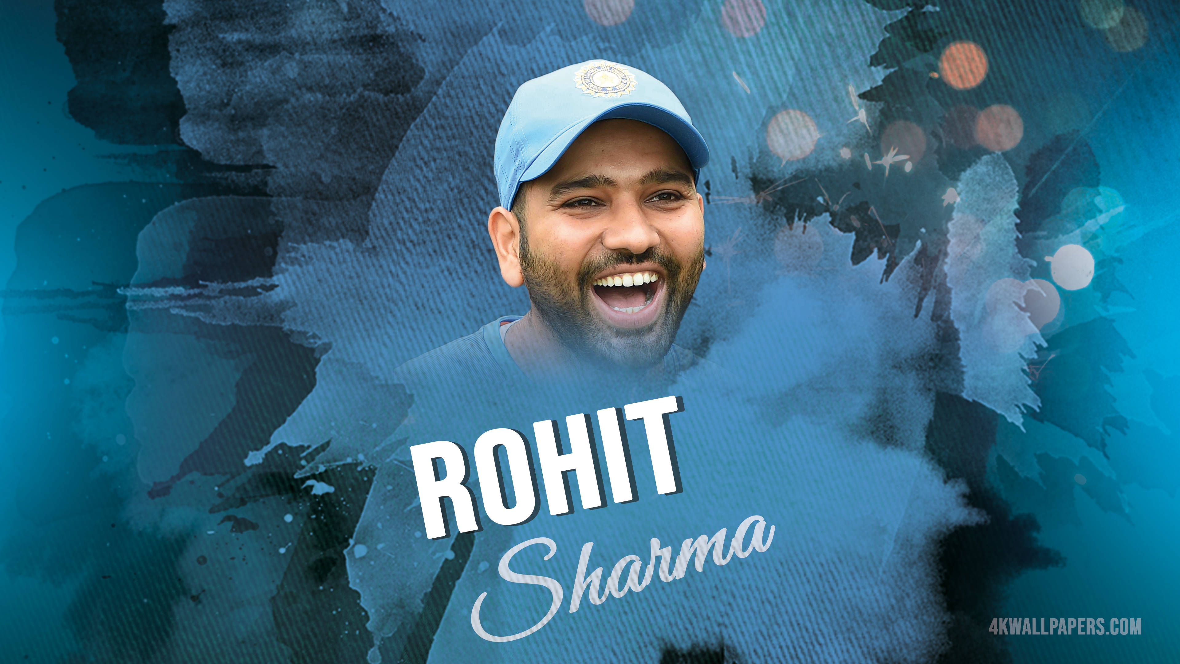 板球運動員 Rohit Sharma 在藍色水彩背景上微笑，帶有名字文字。 — 印度板球 壁紙