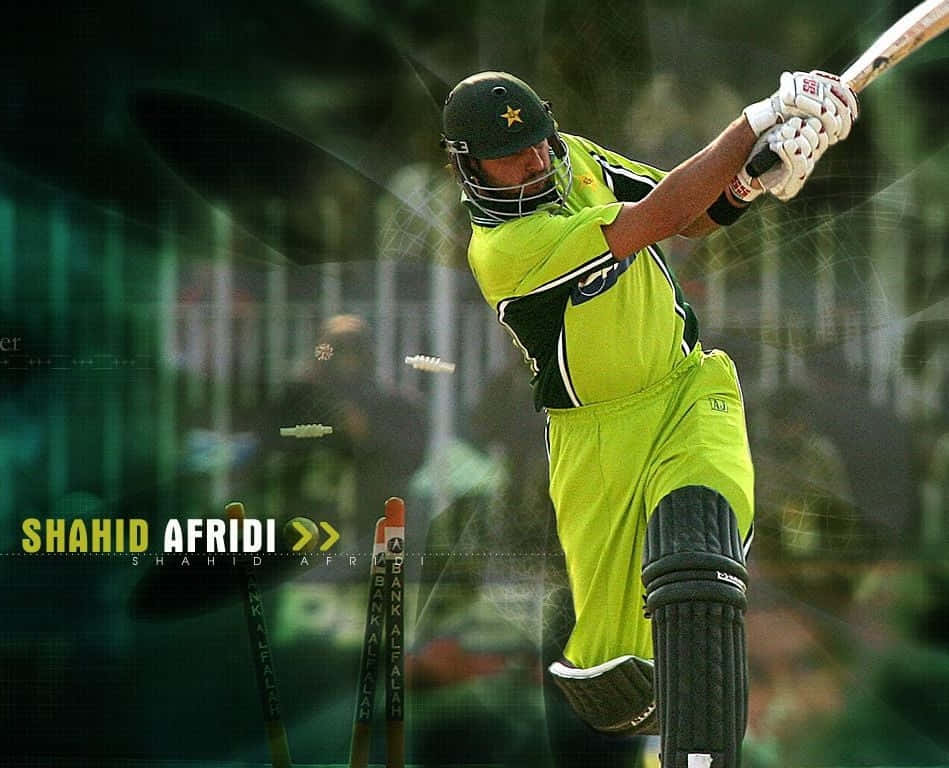 板球 桌布 壁紙 — 板球運動員 Shahid Afridi 身穿螢光綠色制服，在模糊的體育場背景下揮動球棒，球在運動中。
