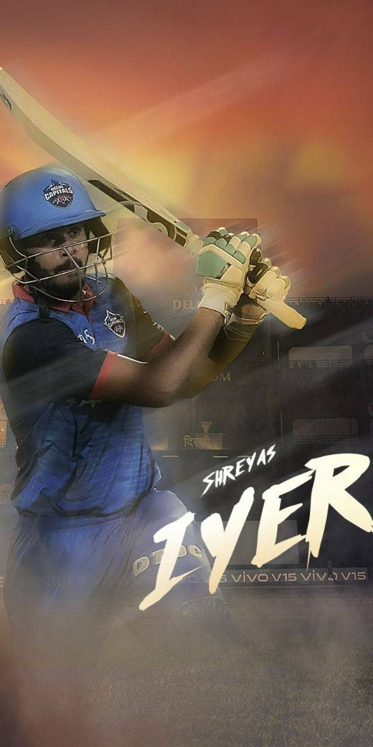 Delhi Capitals 桌布 壁紙 — 板球運動員 Shreyas Iyer 身穿藍色德里首都隊制服，在熾熱的橙色日落背景下揮動球棒。