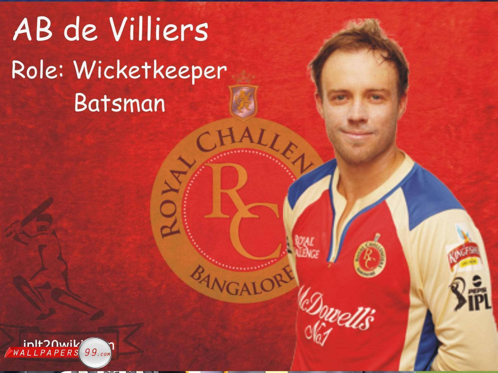 Ab De Villiers 桌布 壁紙 — 板球運動員AB de Villiers身穿皇家挑戰者班加羅爾球衣，在帶有球隊標誌的紋理紅色背景上微笑。