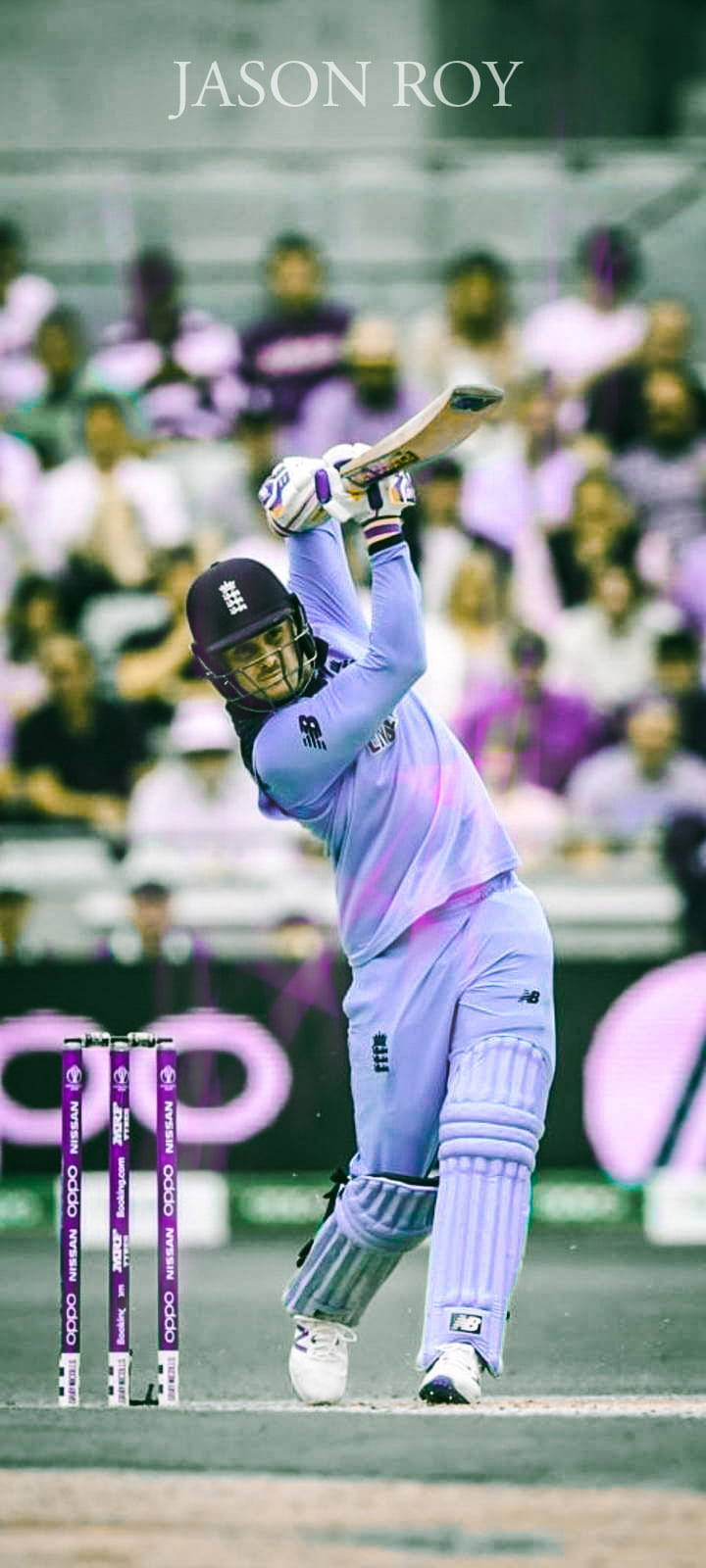 England Cricket 桌布 壁紙 — 板球運動員Jason Roy身穿紫色制服，在比賽中強力揮動球棒，背景是模糊的人群。