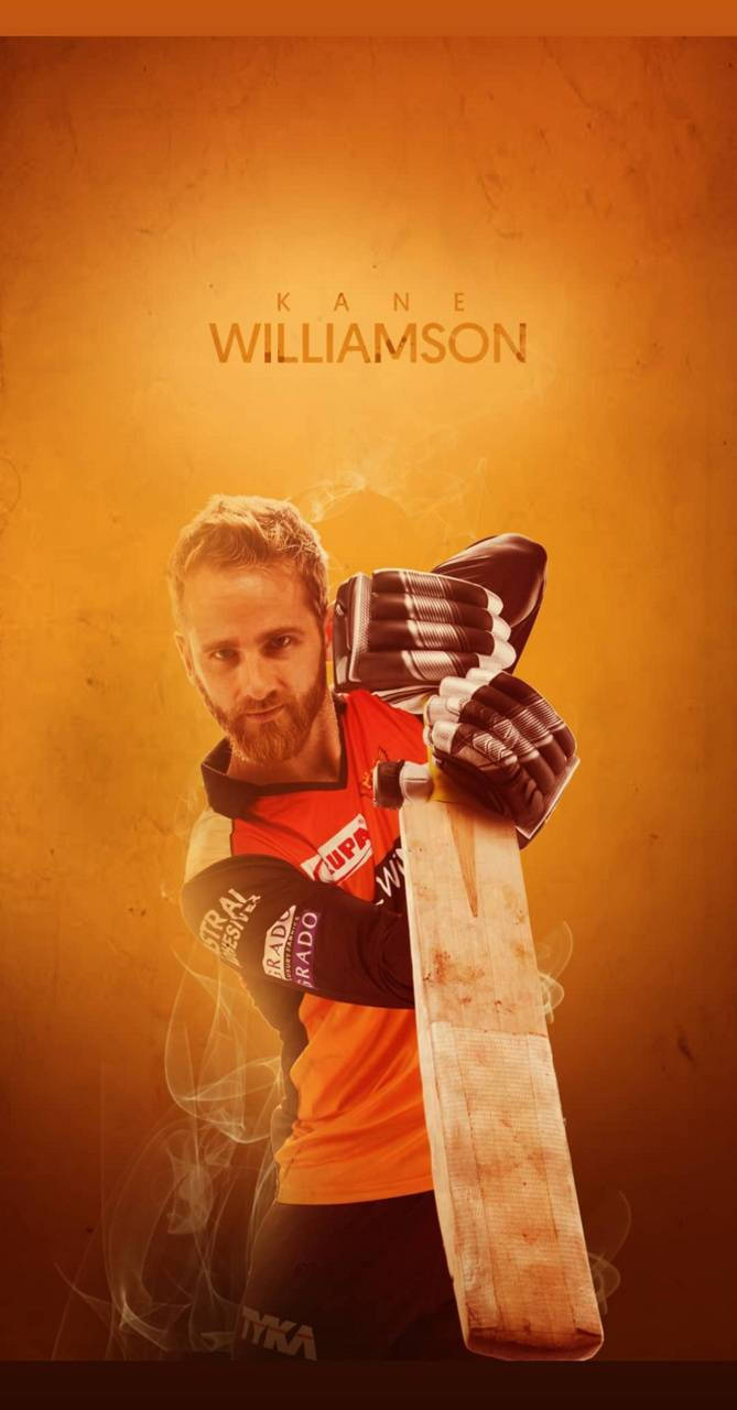Sunrisers Hyderabad 桌布 壁紙 — 板球運動員Kane Williamson在帶有煙霧效果的溫暖紋理橙色背景前手持球棒。