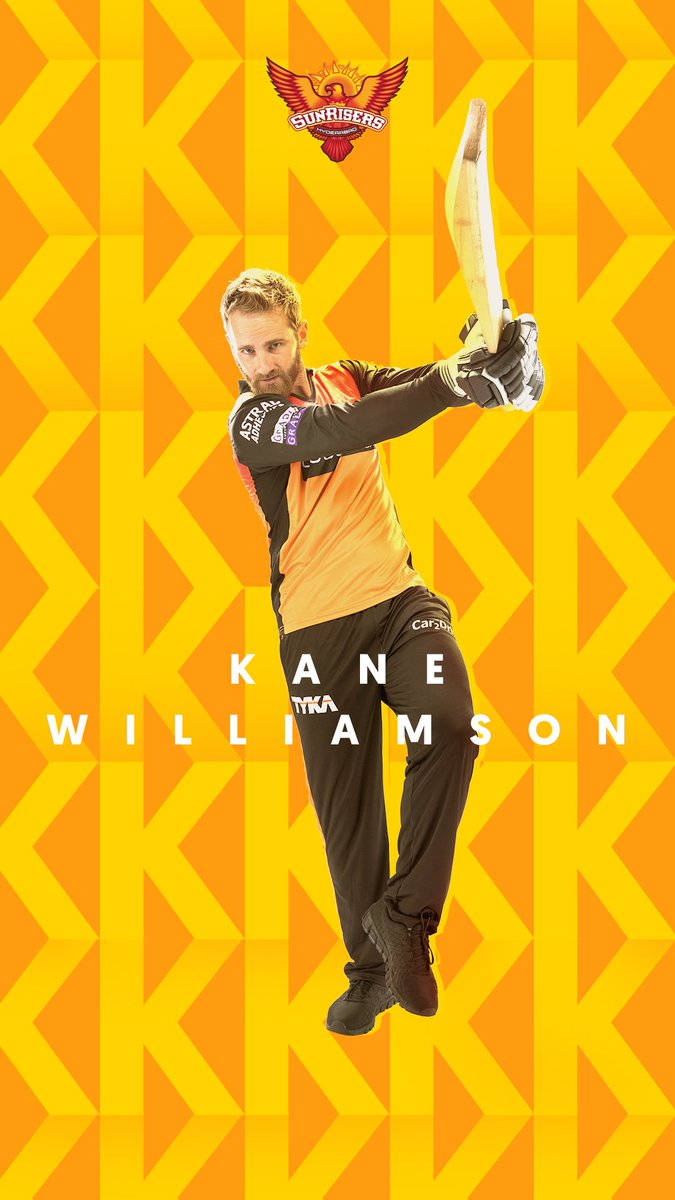 海德拉巴日出者 桌布 壁紙 — 板球運動員Kane Williamson在鮮黃色幾何背景及球隊標誌前揮桿中。