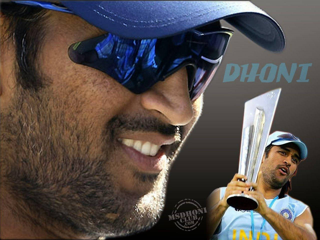Ms Dhoni 桌布 壁紙 — 板球運動員MS Dhoni戴著藍色帽子和太陽眼鏡微笑的特寫，並附有他手持獎盃的插圖。
