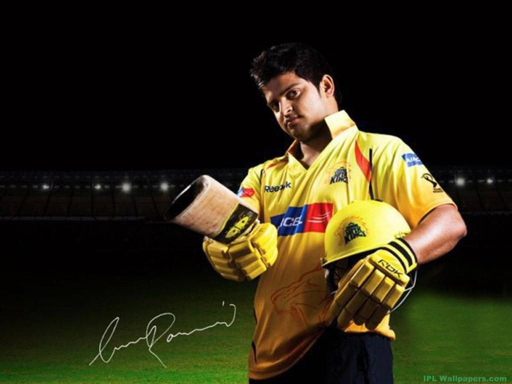 Chennai Super Kings 桌布 壁紙 — 板球運動員MS Dhoni穿著黃色Chennai Super Kings球衣，在夜間球場燈光下手持球棒和頭盔。
