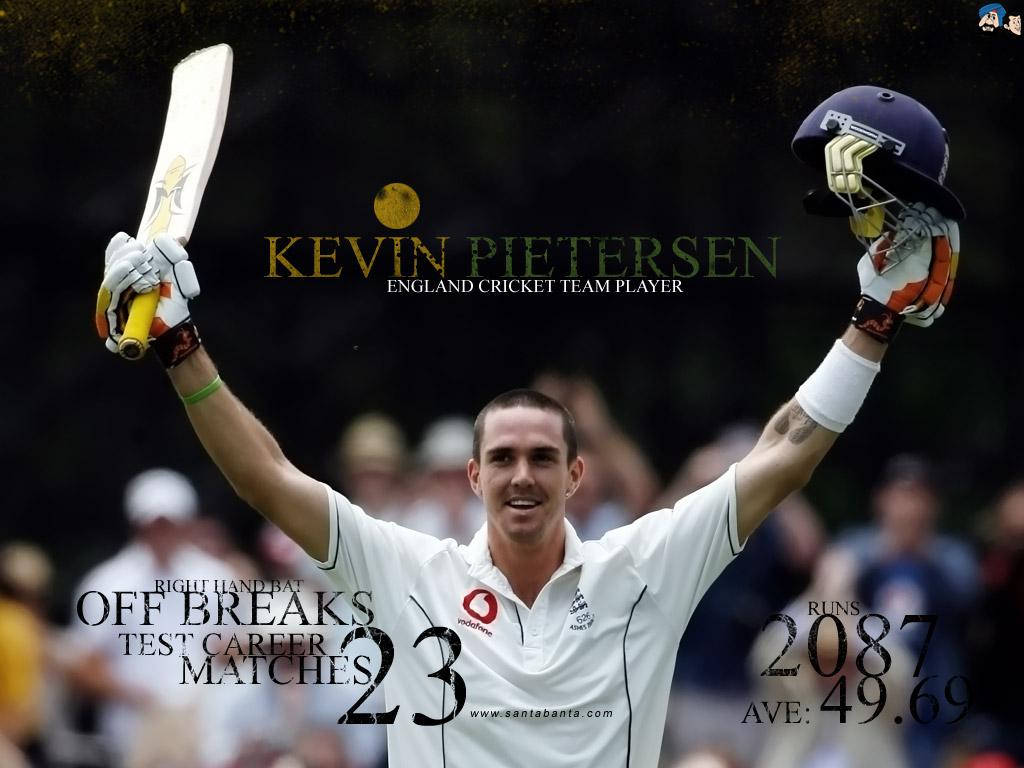 England Cricket 桌布 壁紙 — 板球運動員凱文·皮特森在比賽中勝利地高舉球棒和頭盔慶祝。