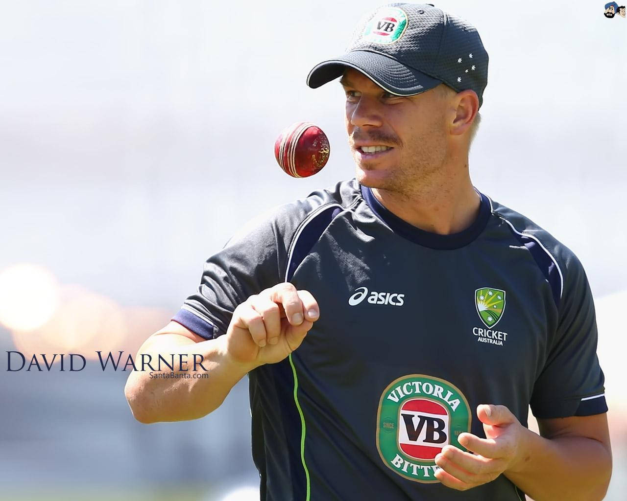 Warner 桌布 壁紙 — 板球運動員大衛·華納在陽光明媚的戶外訓練期間，將一個紅色皮球平衡在手指上。
