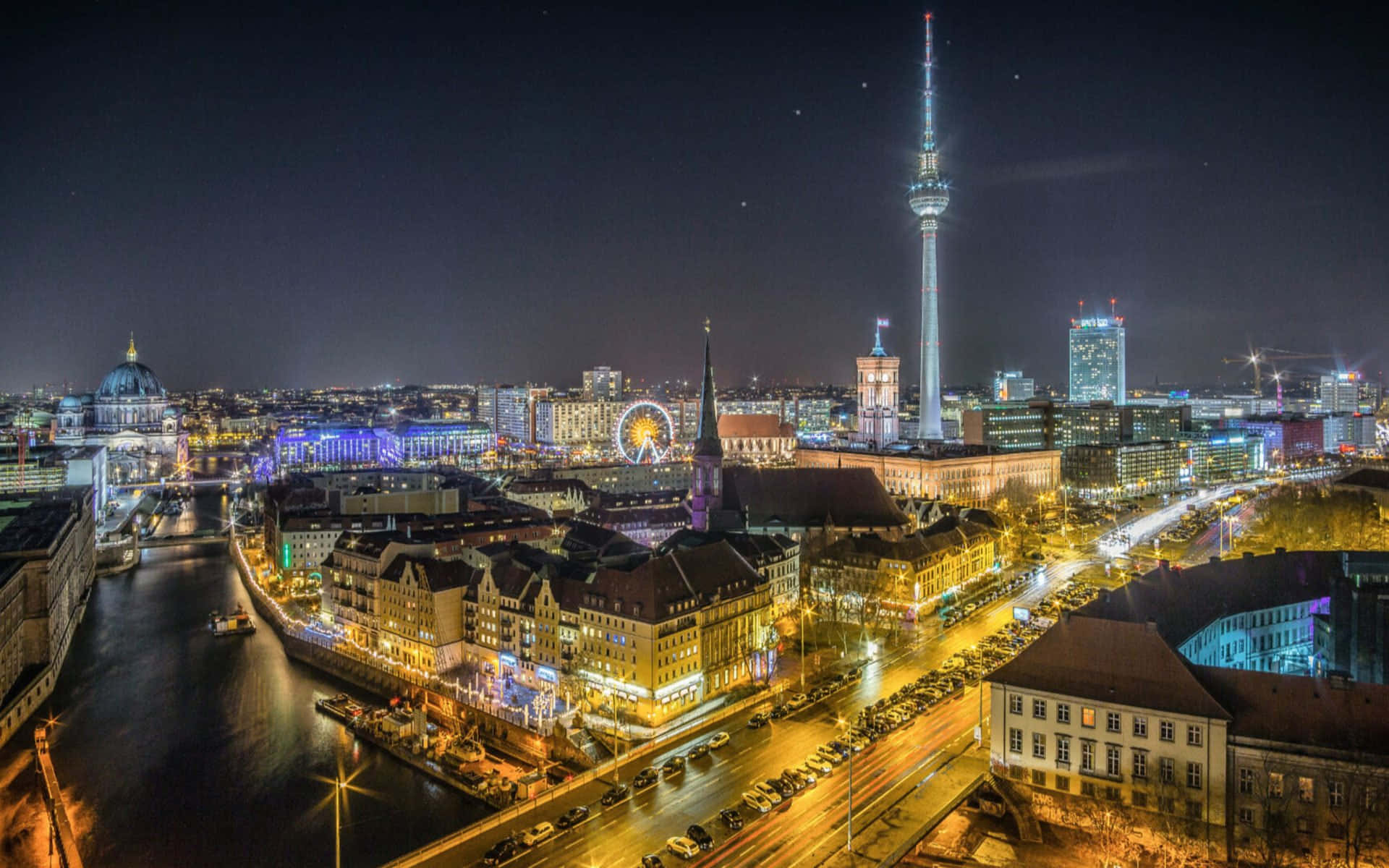 德國 桌布 壁紙 — 柏林夜景，電視塔、河流和歷史建築在星空下閃耀。