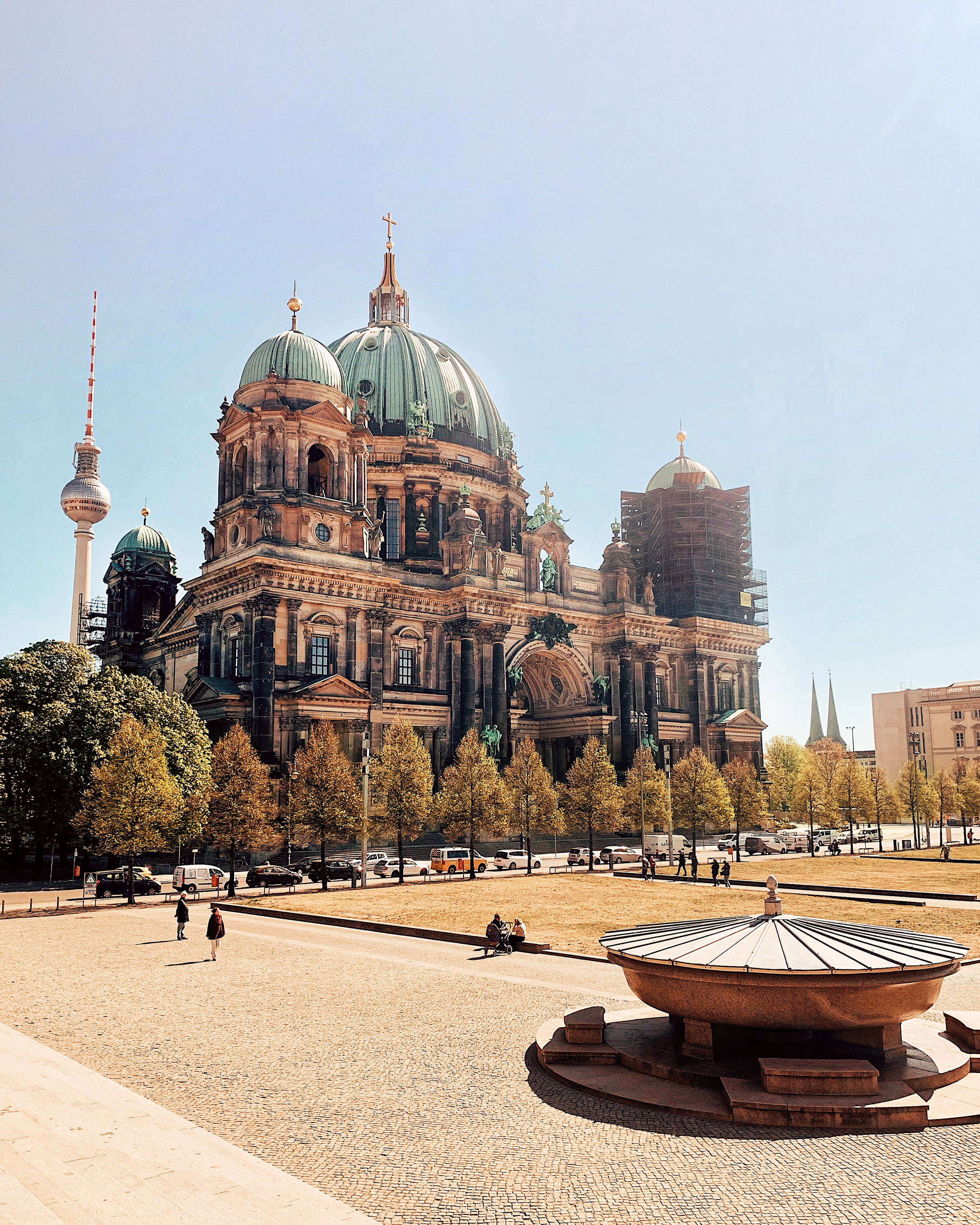 Berlin 桌布 壁紙 — 柏林大教堂，綠色圓頂和電視塔，晴朗藍天下，人們在陽光普照的廣場上漫步。
