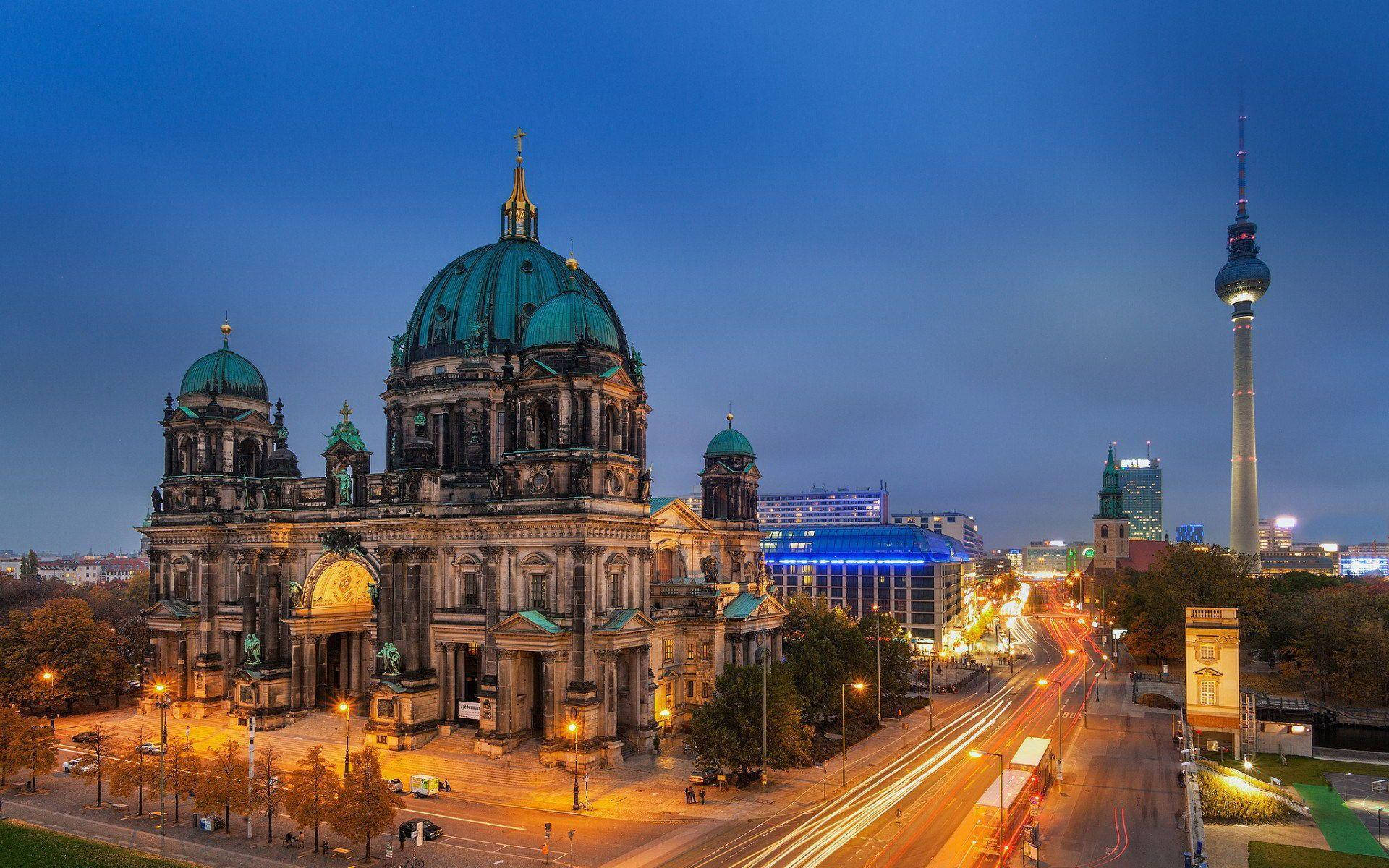 Berlin 桌布 壁紙 — 柏林大教堂在黃昏時亮起，交通燈光軌跡和背景中閃耀的電視塔。