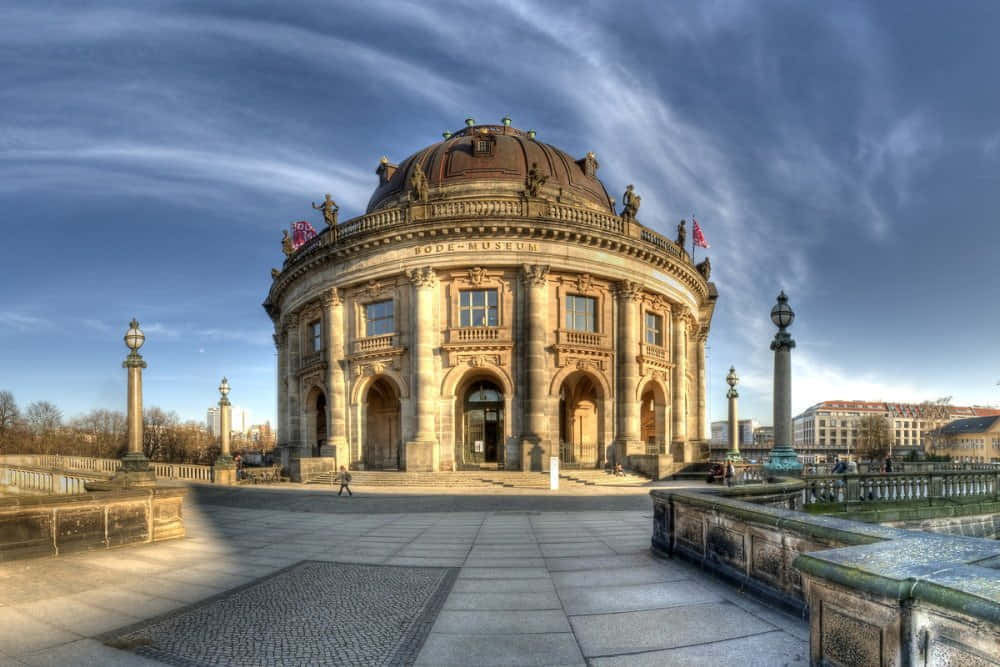 Berlin 桌布 壁紙 — 柏林宏偉的新古典主義博德博物館在戲劇性的藍天和縷縷白雲下沐浴在金色的晨光中。