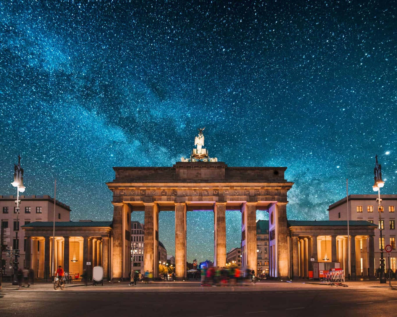 Beautiful City 桌布 壁紙 — 柏林布蘭登堡門在夜晚璀璨星空下亮起，可見銀河。
