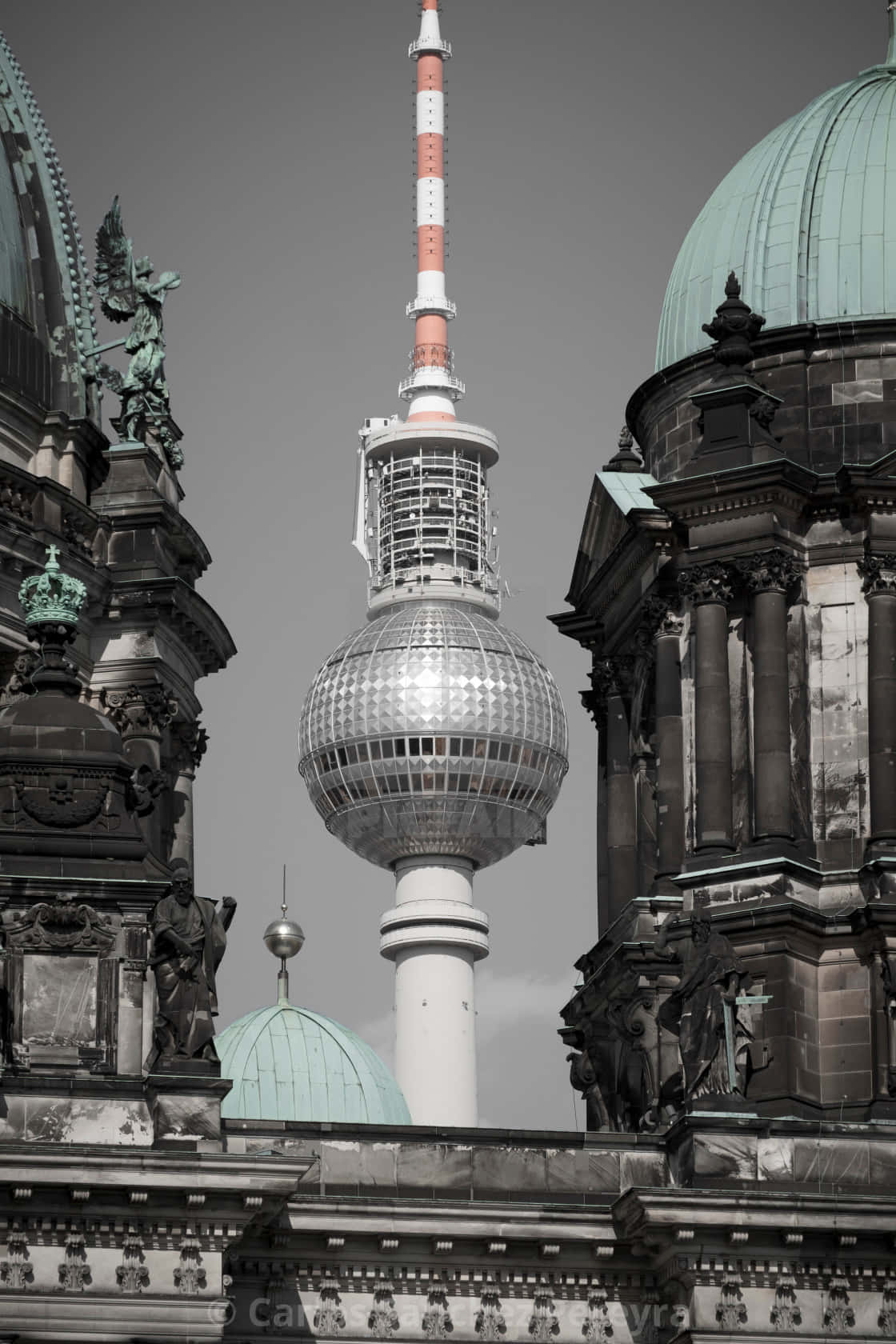 Berlin 桌布 壁紙 — 柏林電視塔在裝飾性圓頂建築之間聳立，天空柔和，塔身帶有選擇性色彩。