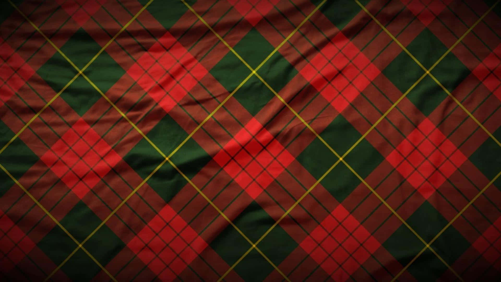 Fabric 桌布 壁紙 — 柔光下，深紅色、綠色和金色格子布料的特寫，帶有深摺痕和紋理編織。