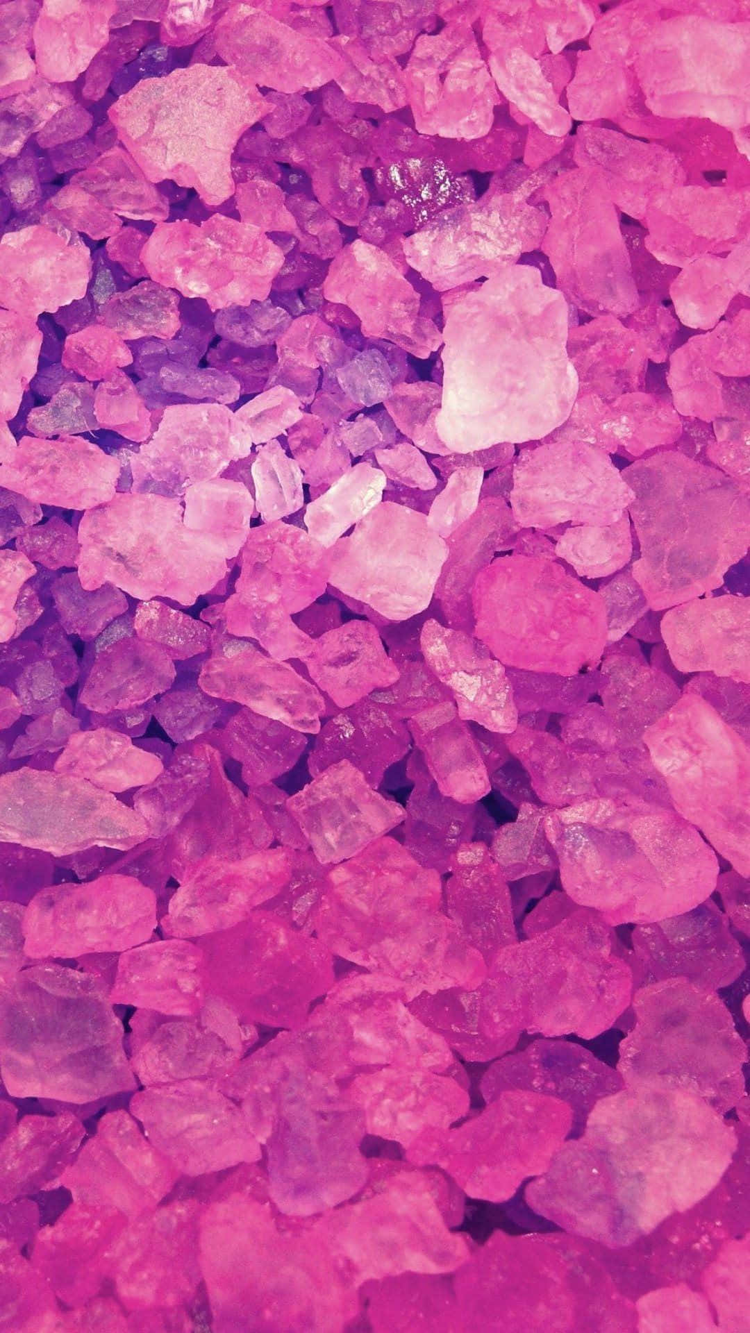 水晶 桌布 壁紙 — 柔和光線下閃爍虹彩的鮮豔粉紅色結晶鹽粒特寫。