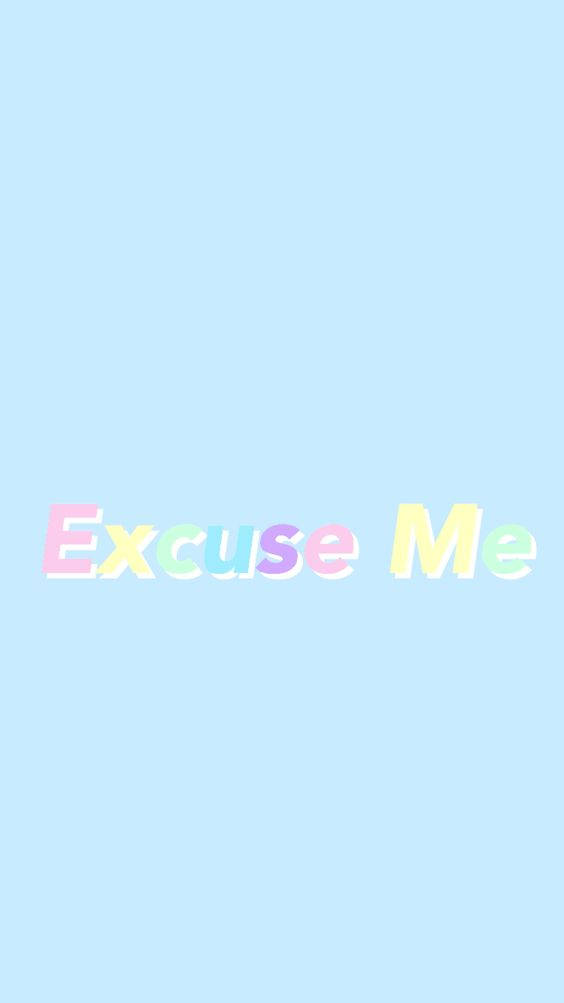 淺藍色 桌布 壁紙 — 柔和天藍色背景中央的粉彩彩虹文字「Excuse Me」。