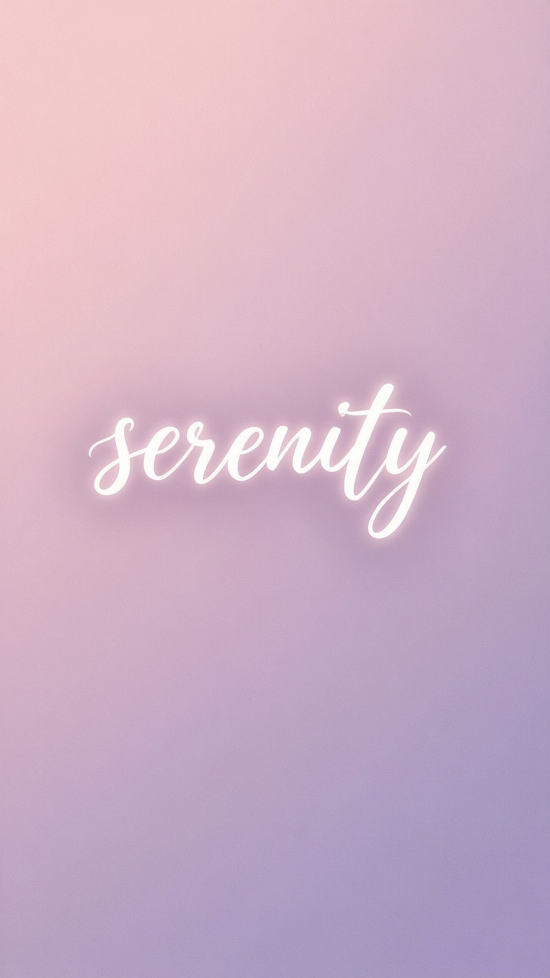 柔和寧靜 壁紙 — 「serenity」一詞以優雅的白色草書在粉紅色和薰衣草色的柔和漸變背景上發光。