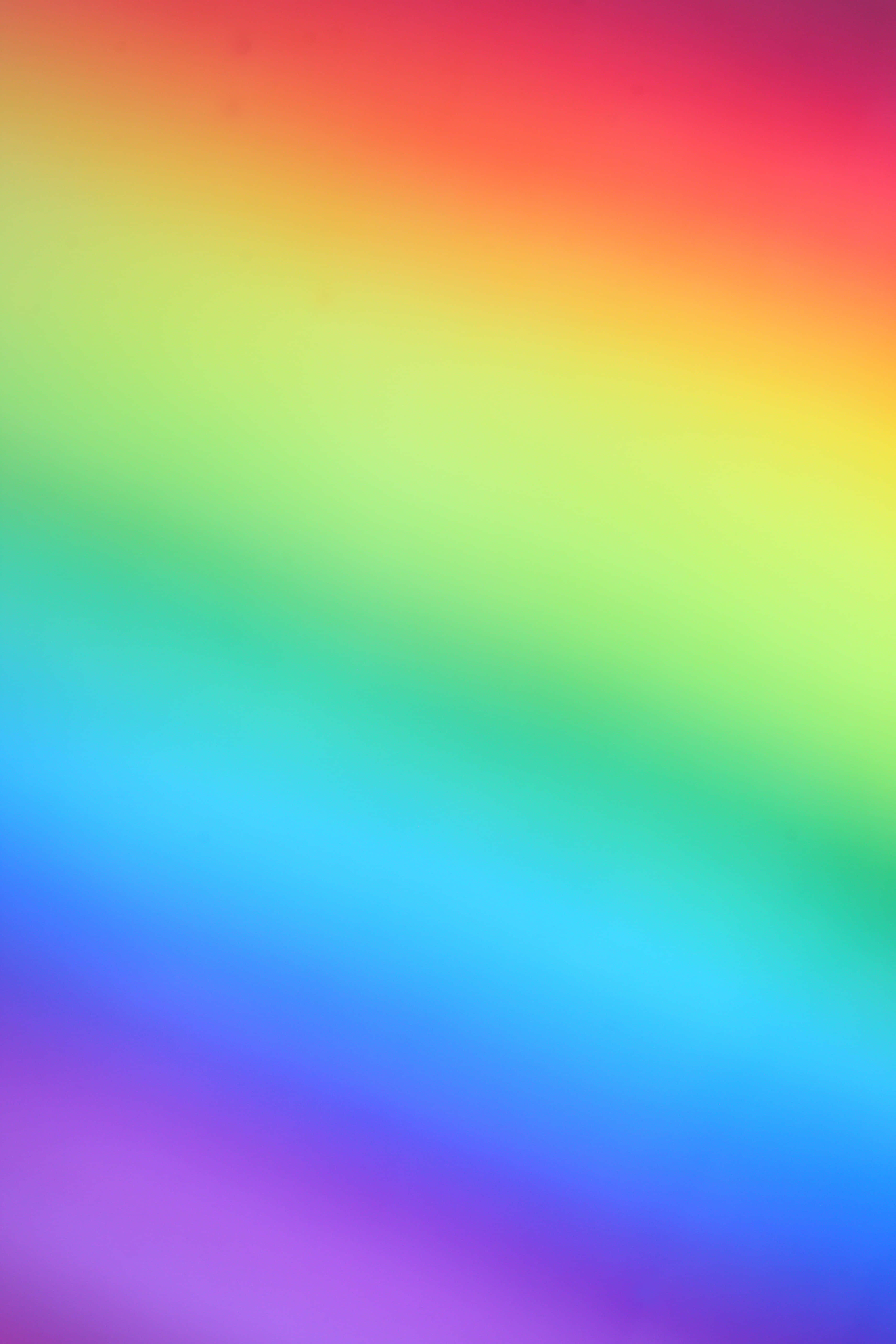 Spectrum 桌布 壁紙 — 柔和彩虹色漸變，以平滑模糊過渡沿對角線流過畫面。