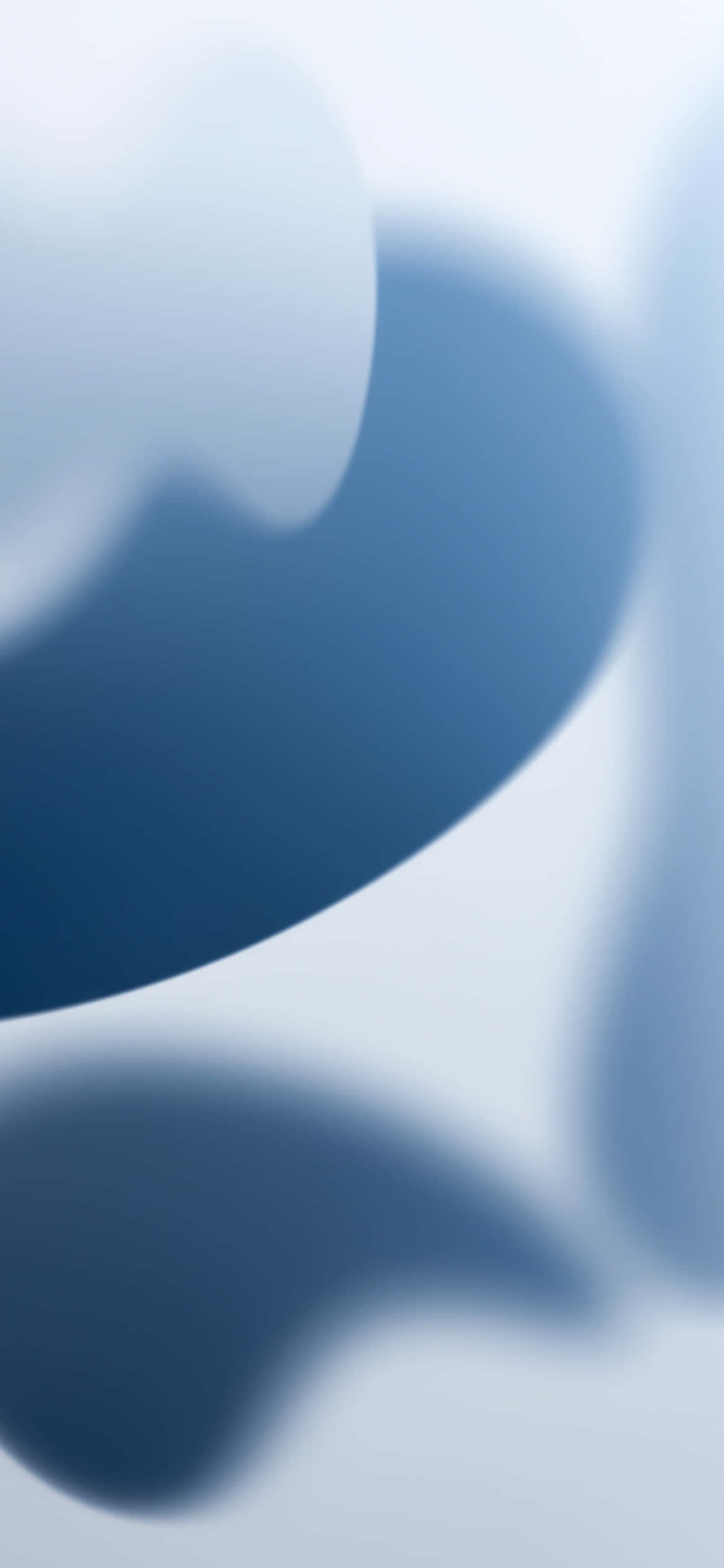 iOS 13 桌布 壁紙 — 柔和抽象形狀以平靜的藍色調融入夢幻漸變背景。