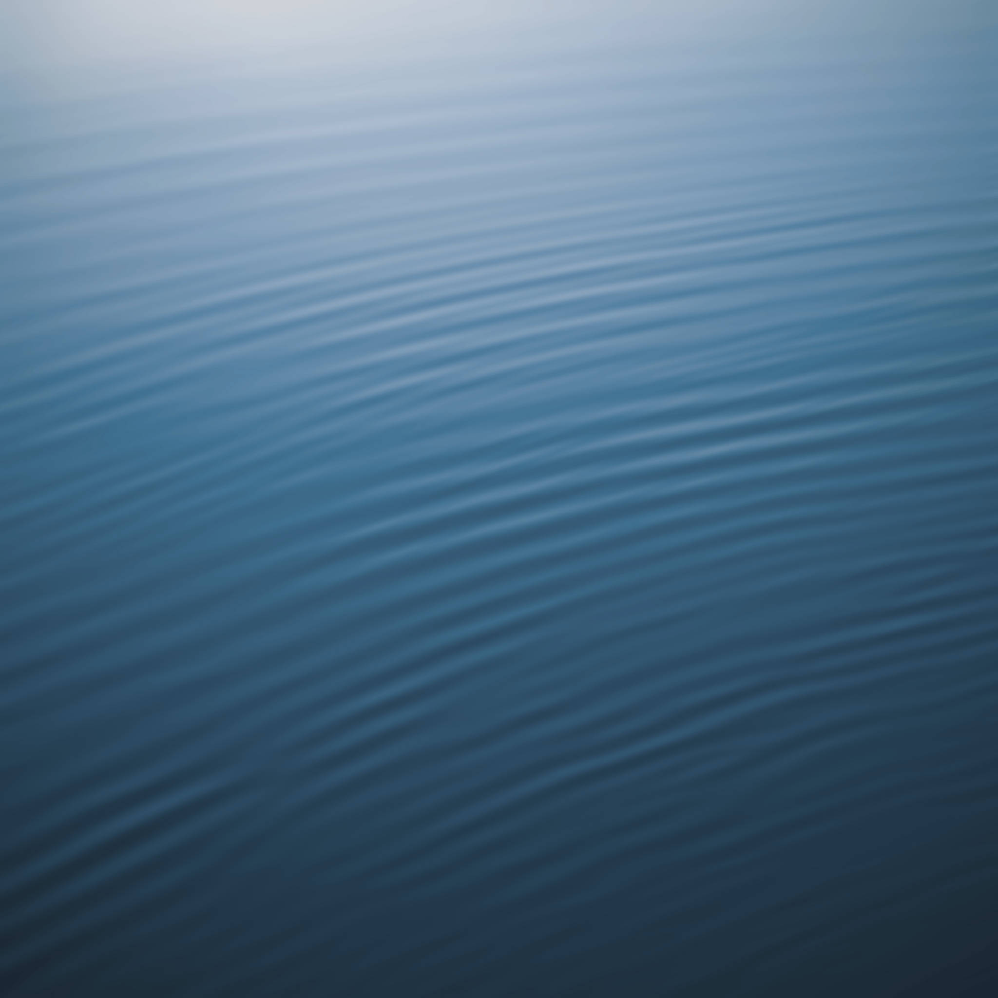 Rippling 桌布 壁紙 — 柔和擴散光下平靜的漸變藍色水波紋，營造出平靜的抽象紋理。