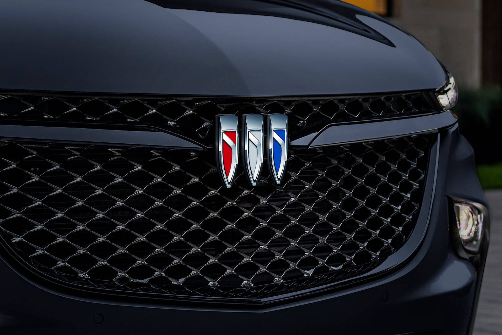 Buick 桌布 壁紙 — 柔和日光下，帶有鍍鉻標誌和菱形網格圖案的時尚黑色Buick格柵特寫。
