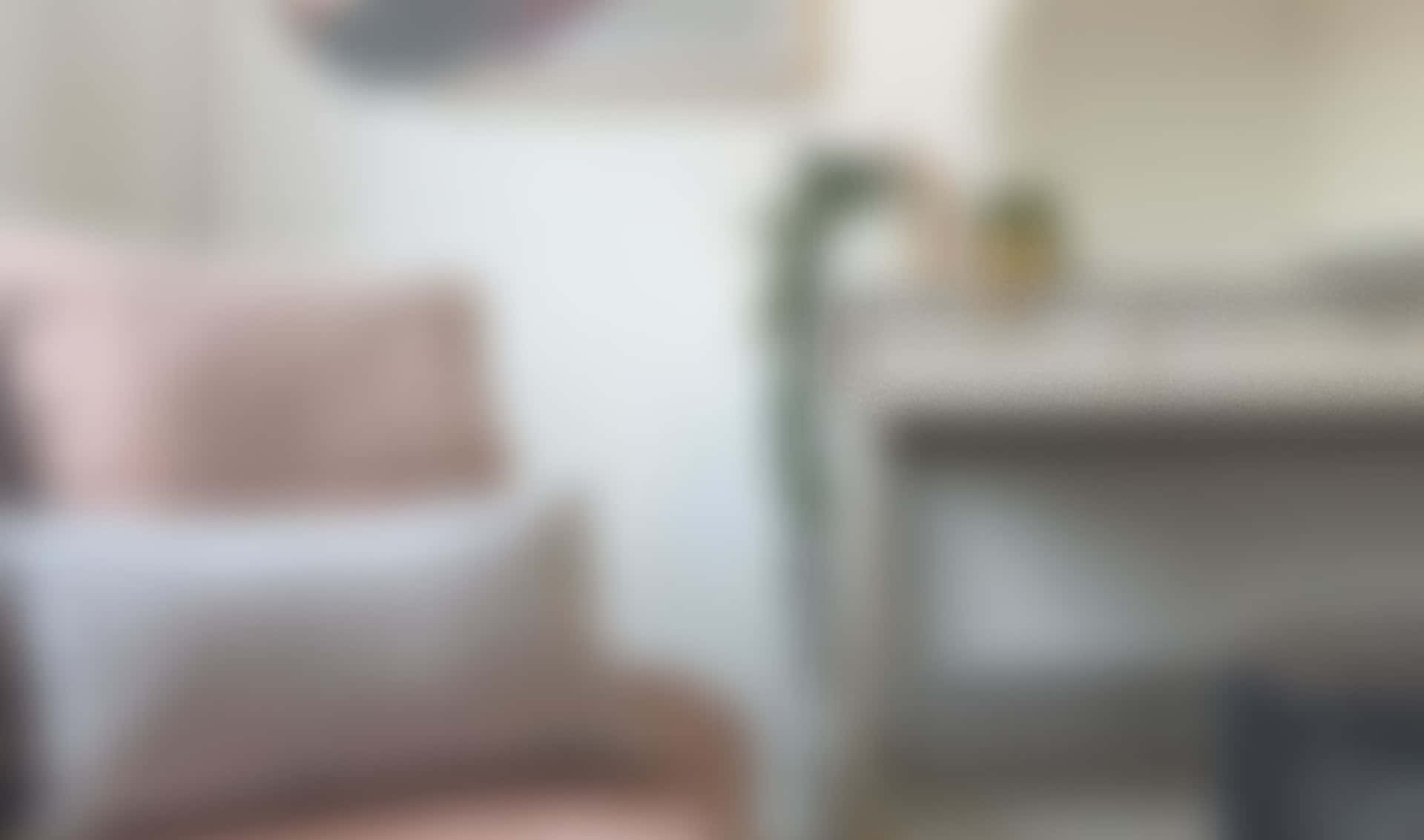 舒適的房間，配有粉彩靠墊和一盞柔和發光的檯燈。 — Google Meet 壁紙