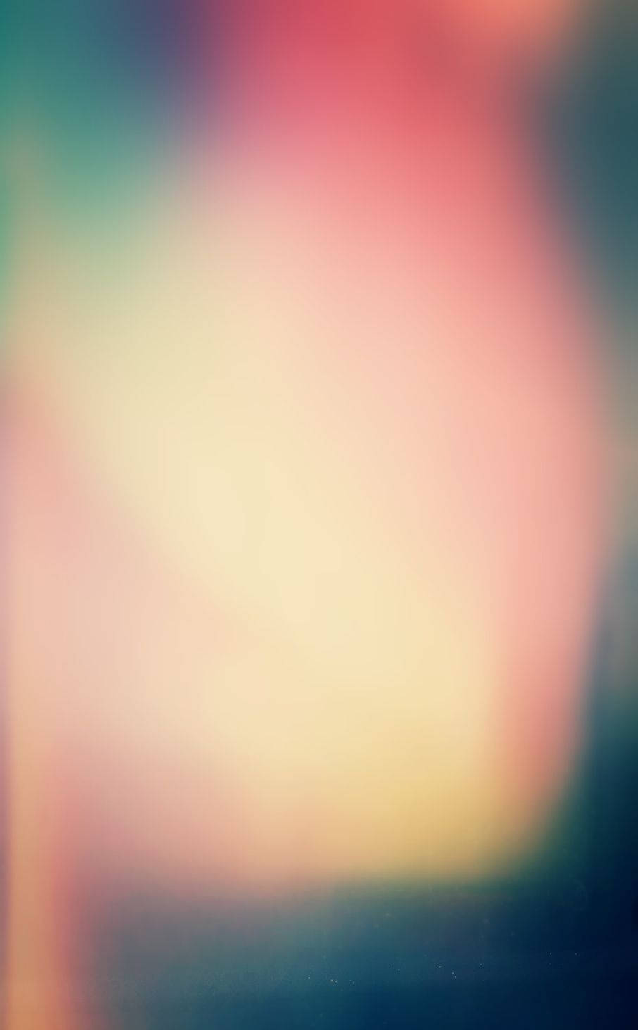 漸層 桌布 壁紙 — 柔和模糊的漸變色，由溫暖的黃色、粉紅色和清涼的藍綠色混合而成，營造出夢幻般的抽象背景。