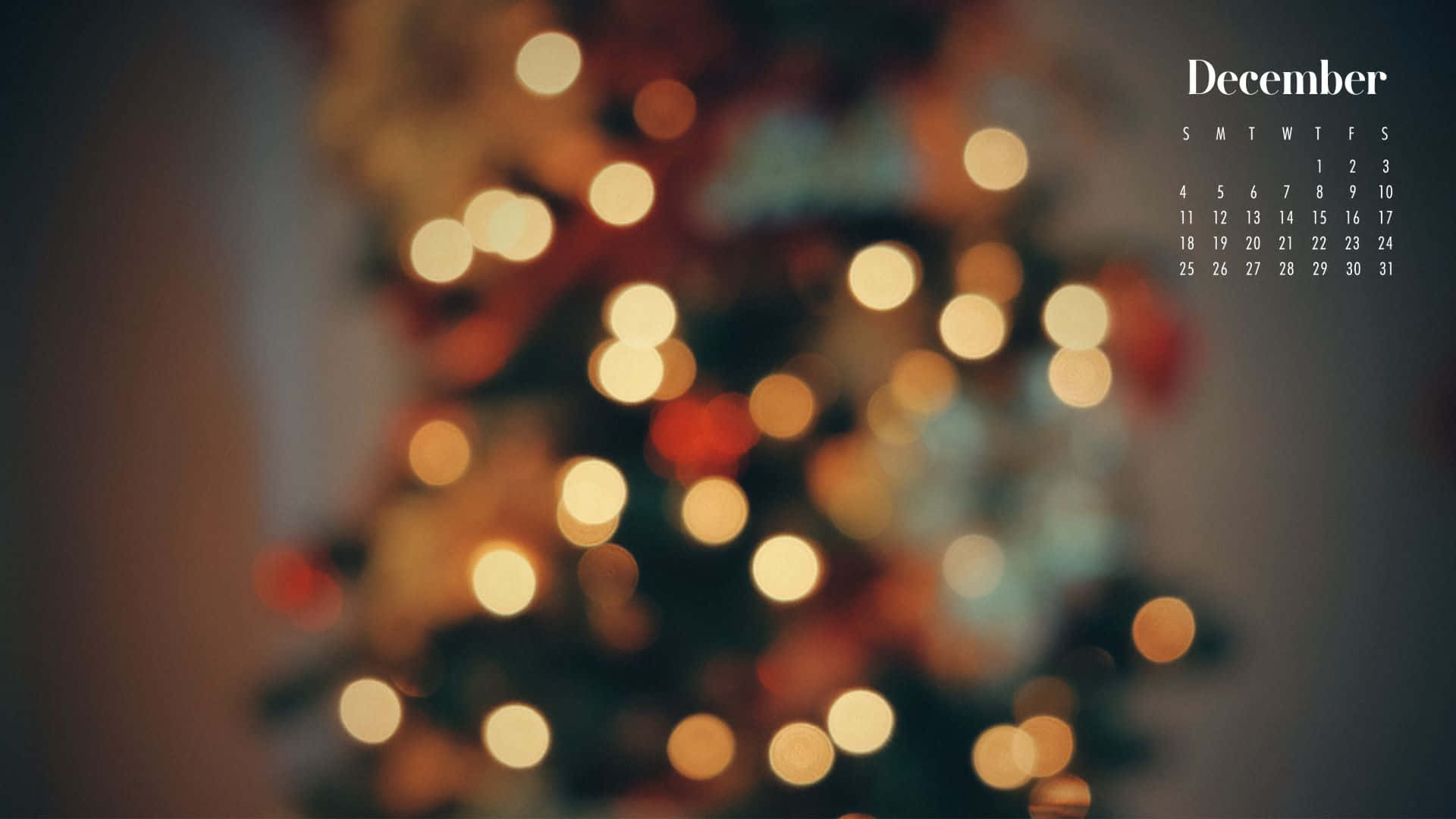 Cute December 桌布 壁紙 — 柔和模糊的聖誕樹，閃爍的燈光，角落裡還有一個十二月日曆。