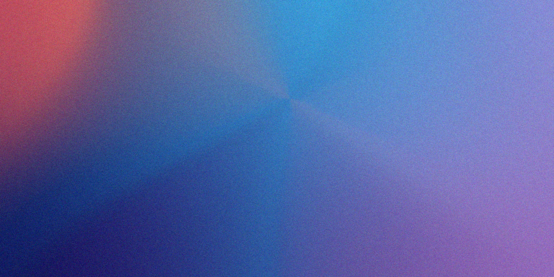 Abstract Blue Purple Red Gradient Background Texture 壁紙 — 柔和漸層桌布，將溫暖的紅色融入冷色調的藍色和紫色，帶有微妙的紋理覆蓋層。