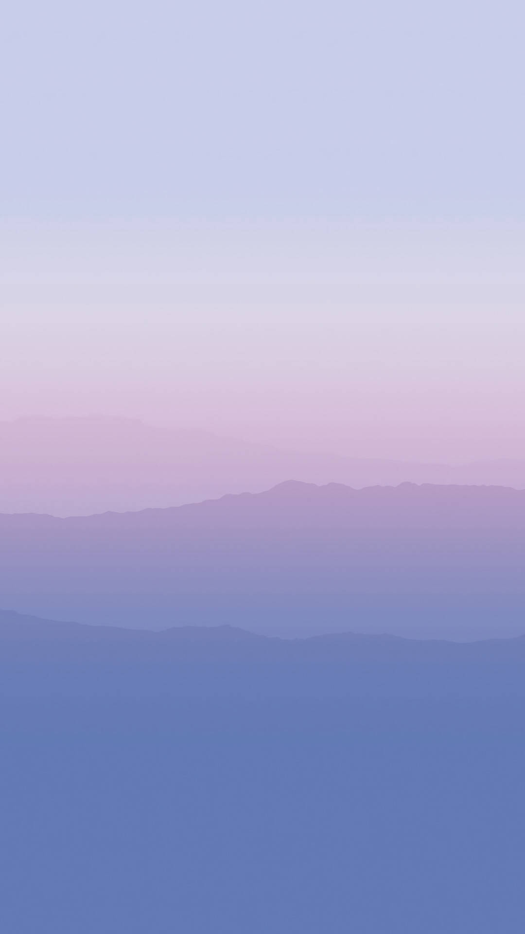 Minimalist Phone 桌布 壁紙 — 柔和漸變的天空從薰衣草色過渡到深藍色，籠罩著暮色中層疊的山巒輪廓。