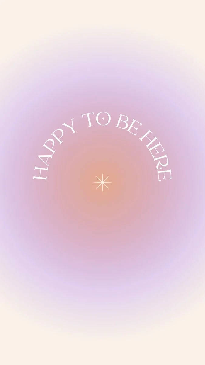 美學 桌布 壁紙 — 柔和漸變背景，'HAPPY TO BE HERE' 文字圍繞中央星爆彎曲。