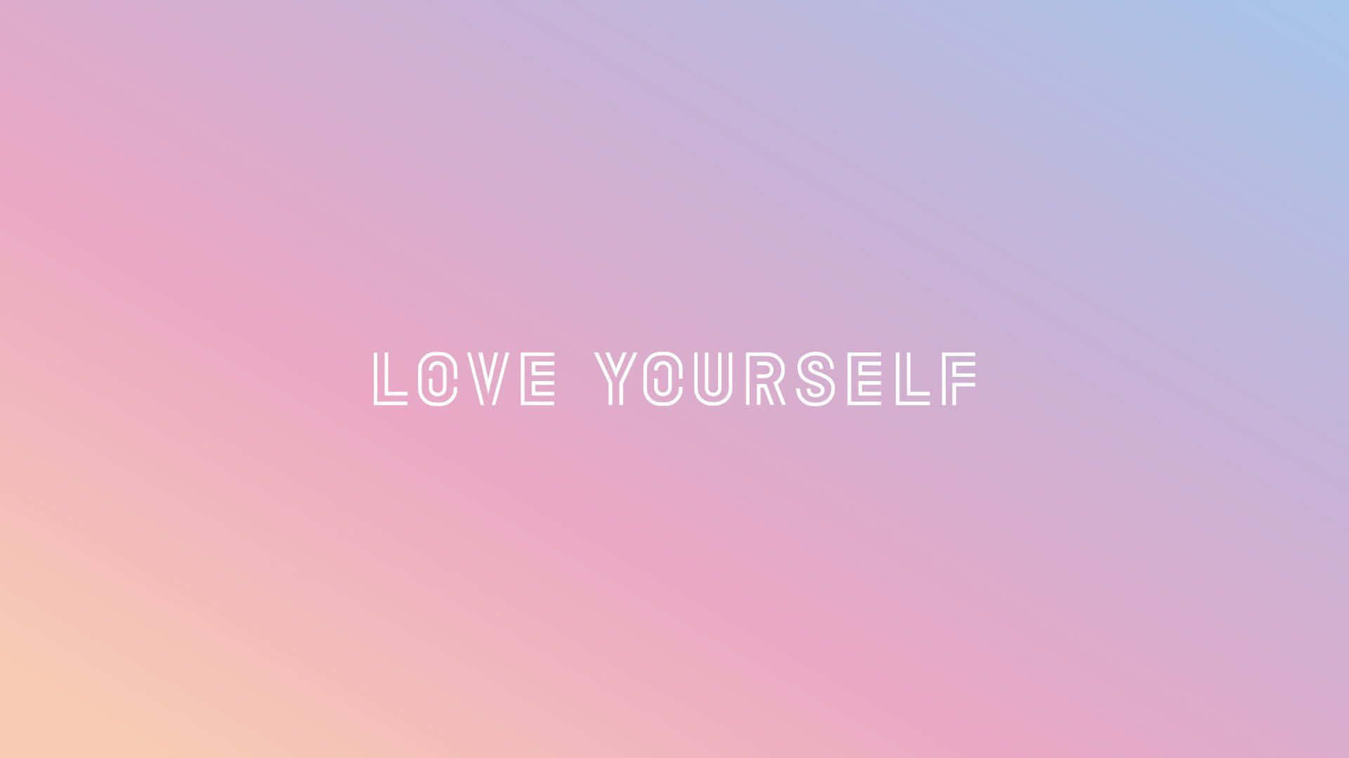 love yourself 桌布 壁紙 — 柔和漸變背景，採用粉紅色和藍色色調，以乾淨的白色輪廓文字顯示 love yourself 字句。