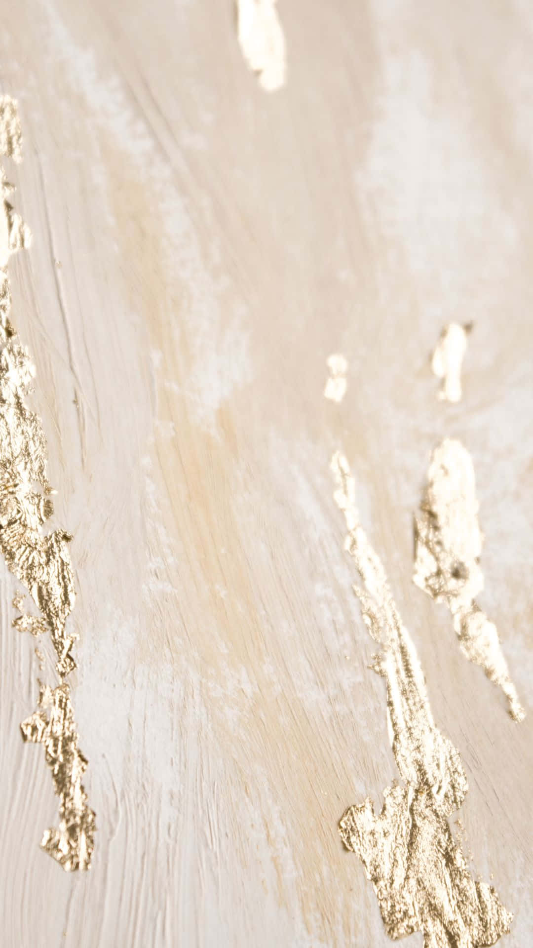 Gold iPhone 桌布 壁紙 — 柔和漸變背景上的紋理米色和金色金屬油漆筆觸的特寫。