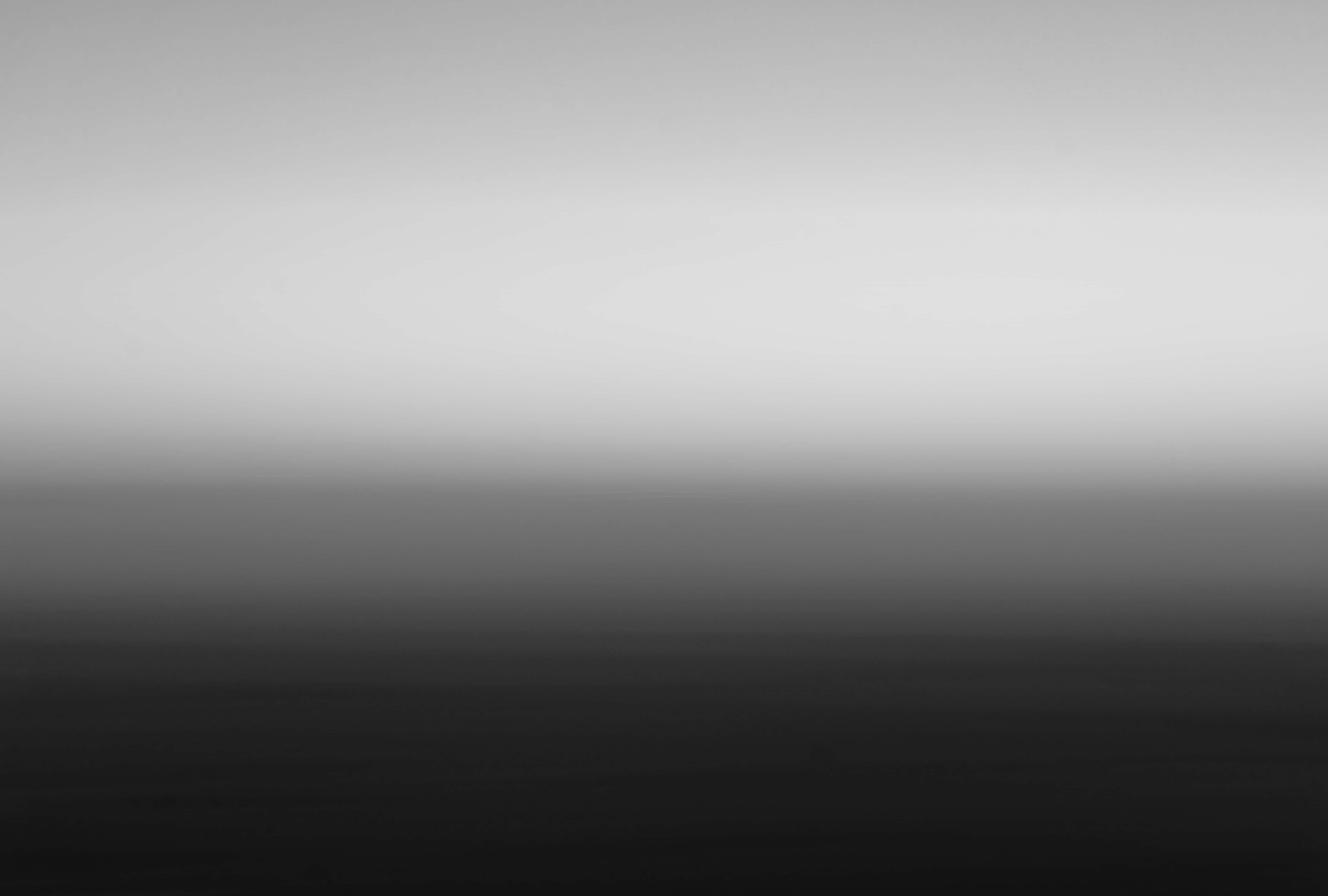 Black Gradient 桌布 壁紙 — 柔和灰色漸變至深黑色的極簡風格，營造出平靜與神秘的感覺。