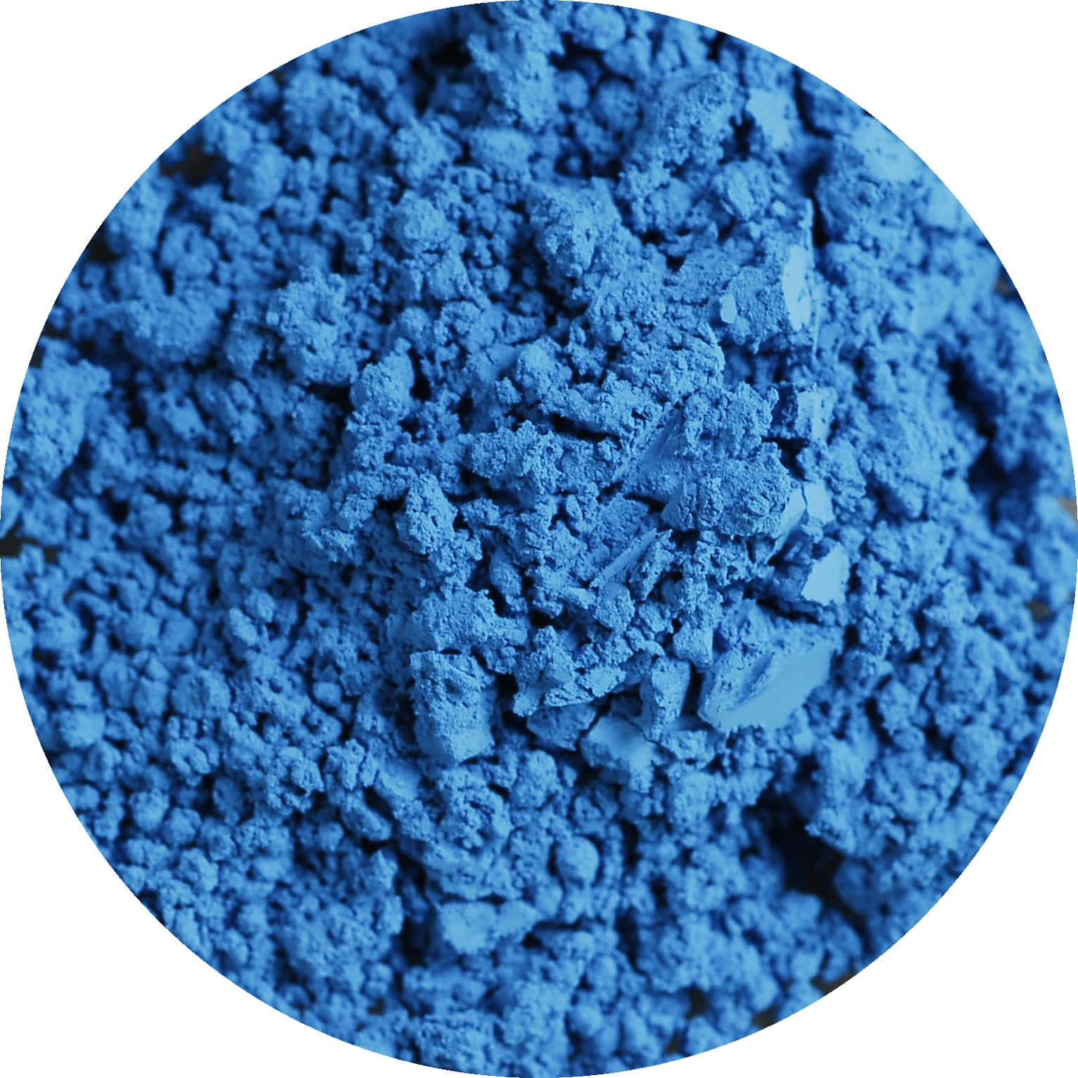 Cerulean Blue 桌布 壁紙 — 柔和燈光下，帶有紋理塊狀和細小顆粒的鮮豔藍色粉末特寫。