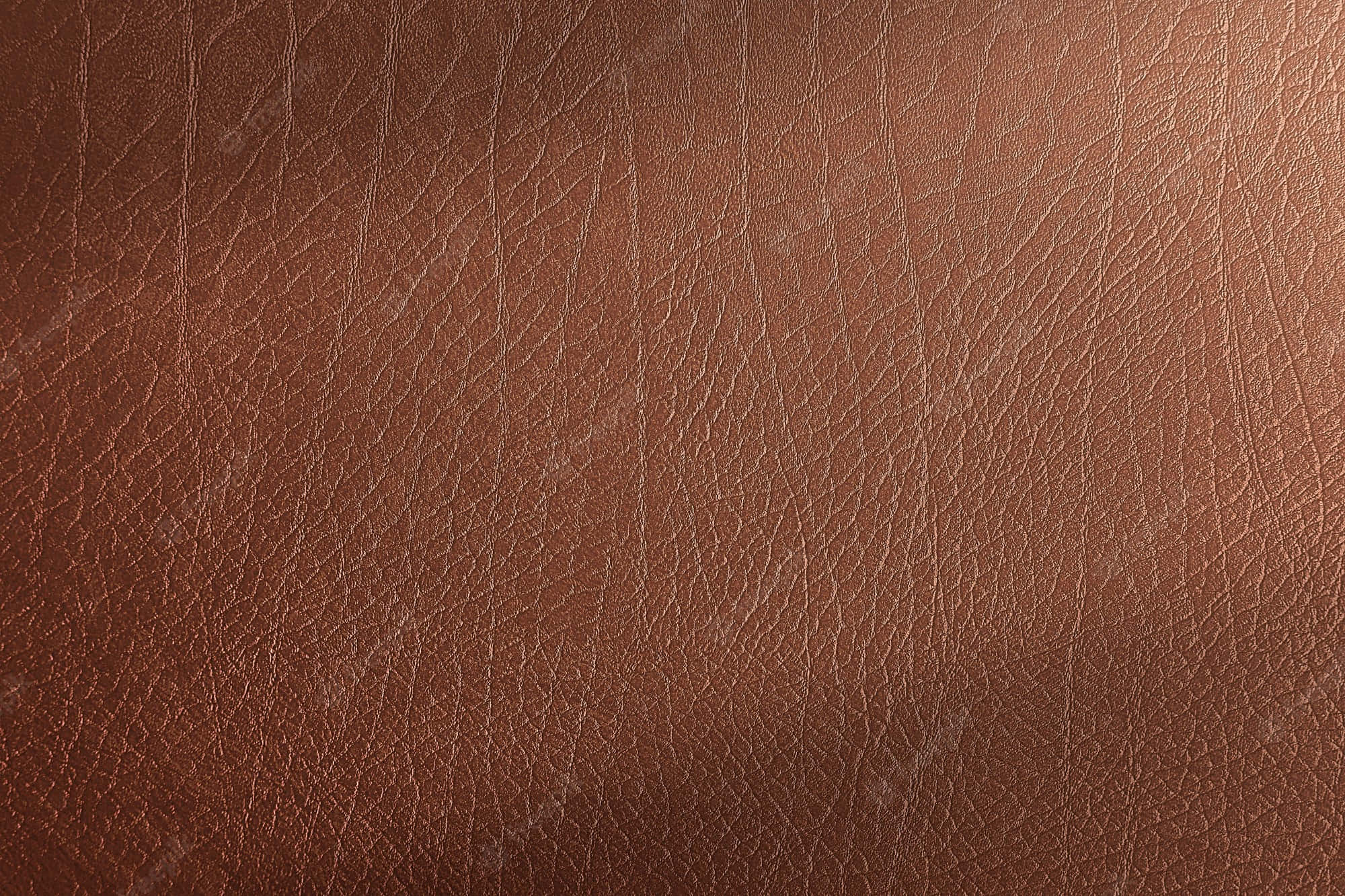 texture 桌布 壁紙 — 柔和燈光下，深棕色皮革的微距特寫，展現自然皺褶與細膩紋理。