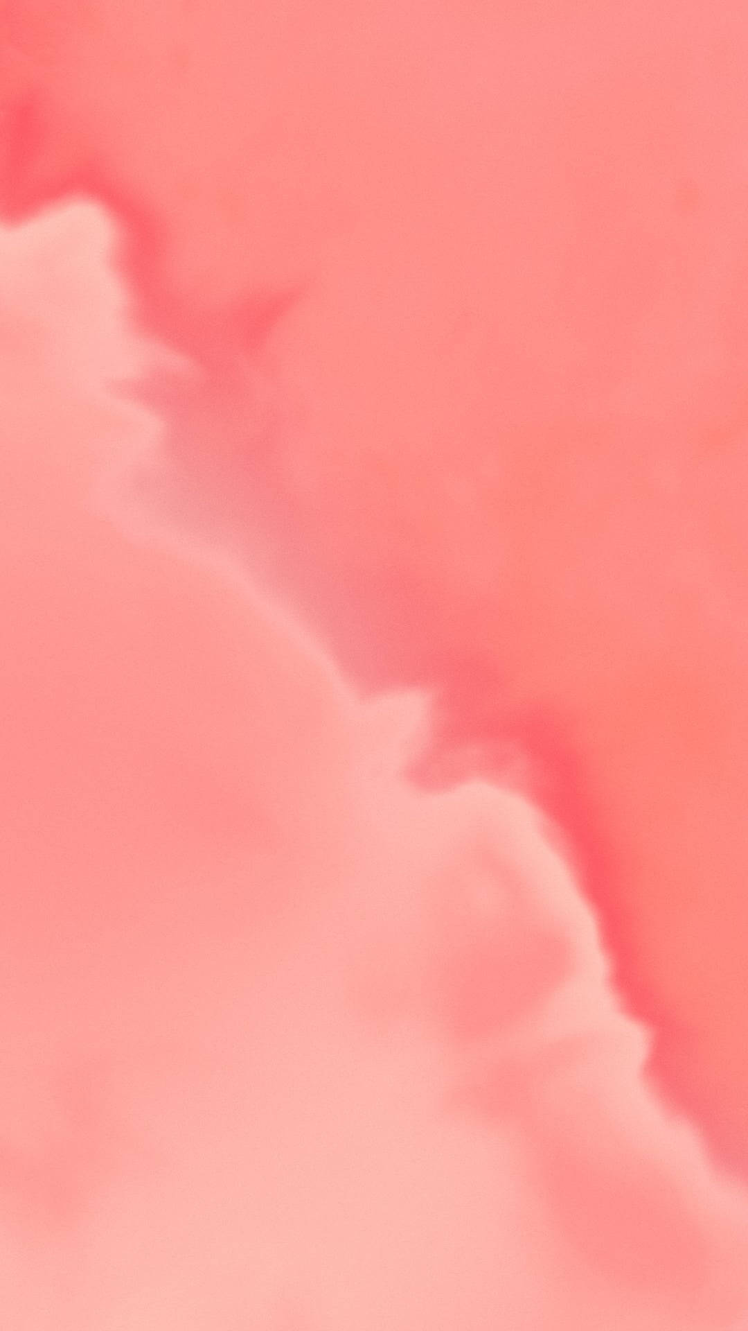 iPhone 桌布 壁紙 — 柔和珊瑚粉水彩洗滌，帶有輕柔雲朵般的紋理，融合成夢幻漸變。