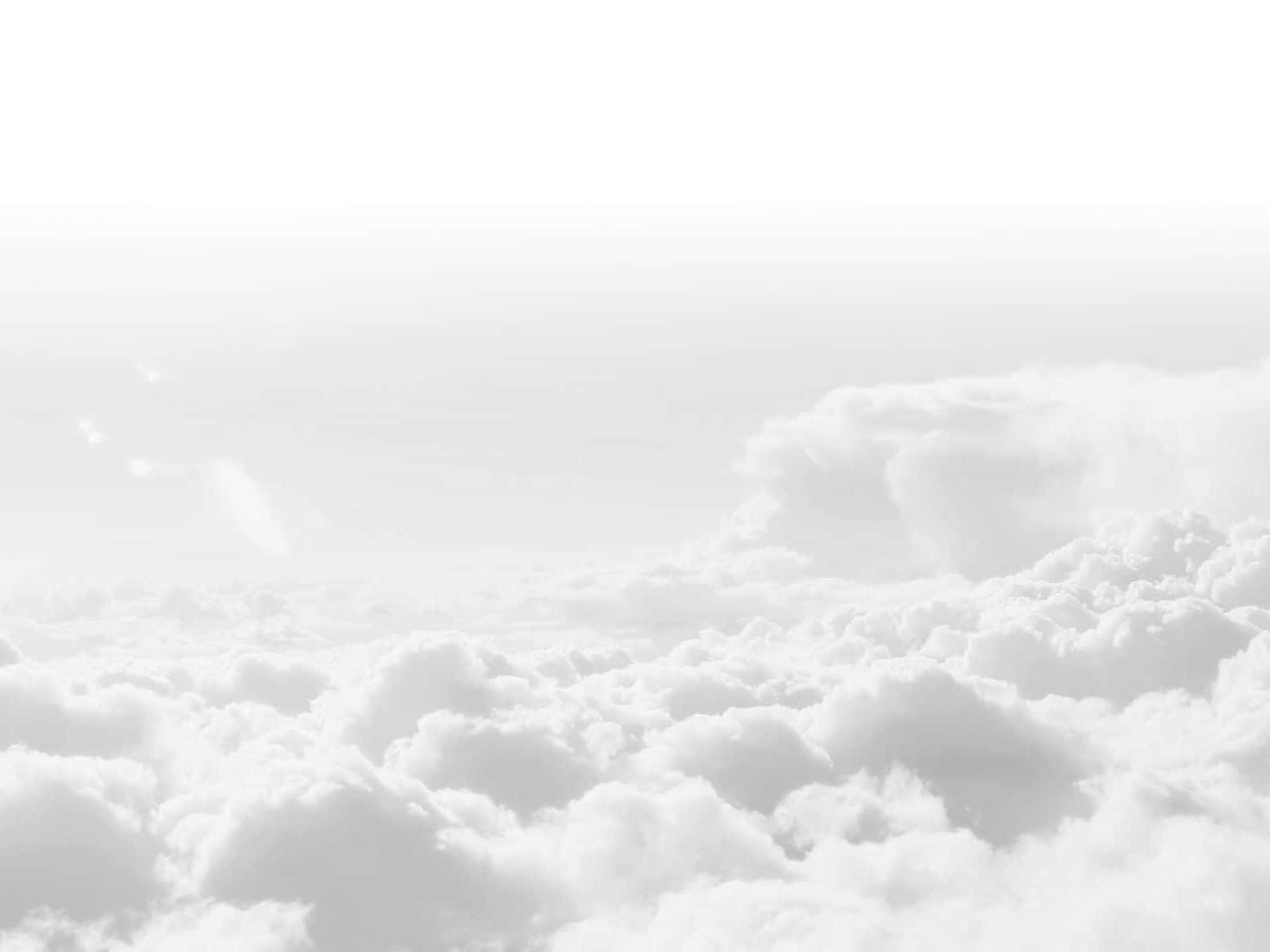 雲朵 桌布 壁紙 — 柔和發光天空下，綿延不絕的蓬鬆白雲的寧靜航拍景色。