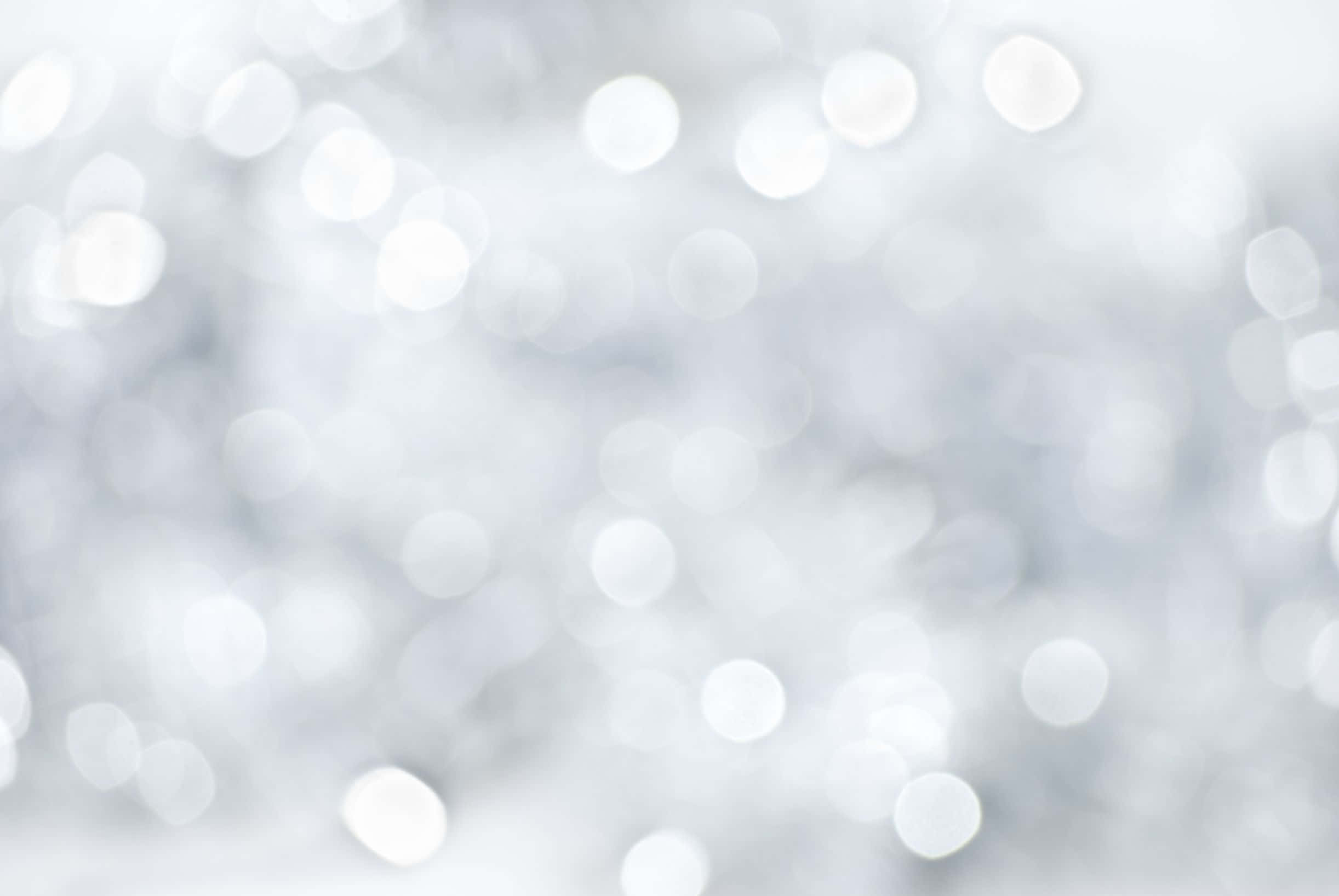 white christmas 桌布 壁紙 — 柔和發光散景背景，淺灰色畫布上散落著白色和銀色光環。