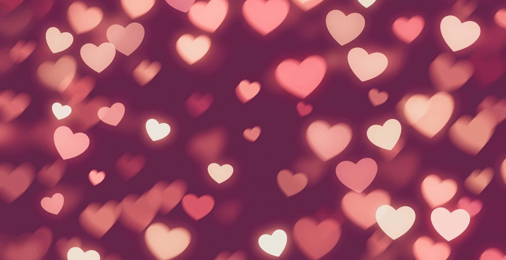 valentine 桌布 壁紙 — 柔和發光的愛心，以溫暖的粉紅和玫瑰色調，夢幻般漂浮在深酒紅色背景上。