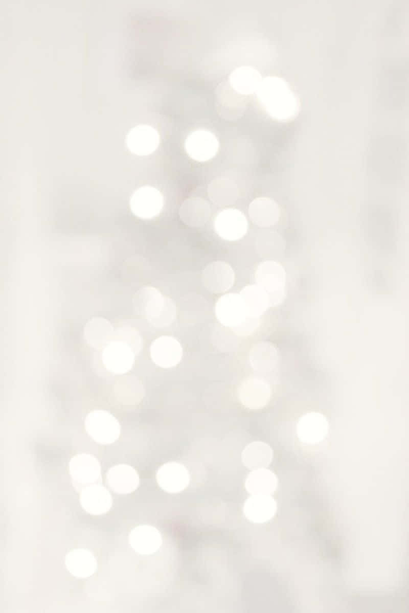 Soft White Aesthetic 桌布 壁紙 — 柔和發光的散景燈光在淡白色背景上模糊，營造出夢幻空靈的氛圍。